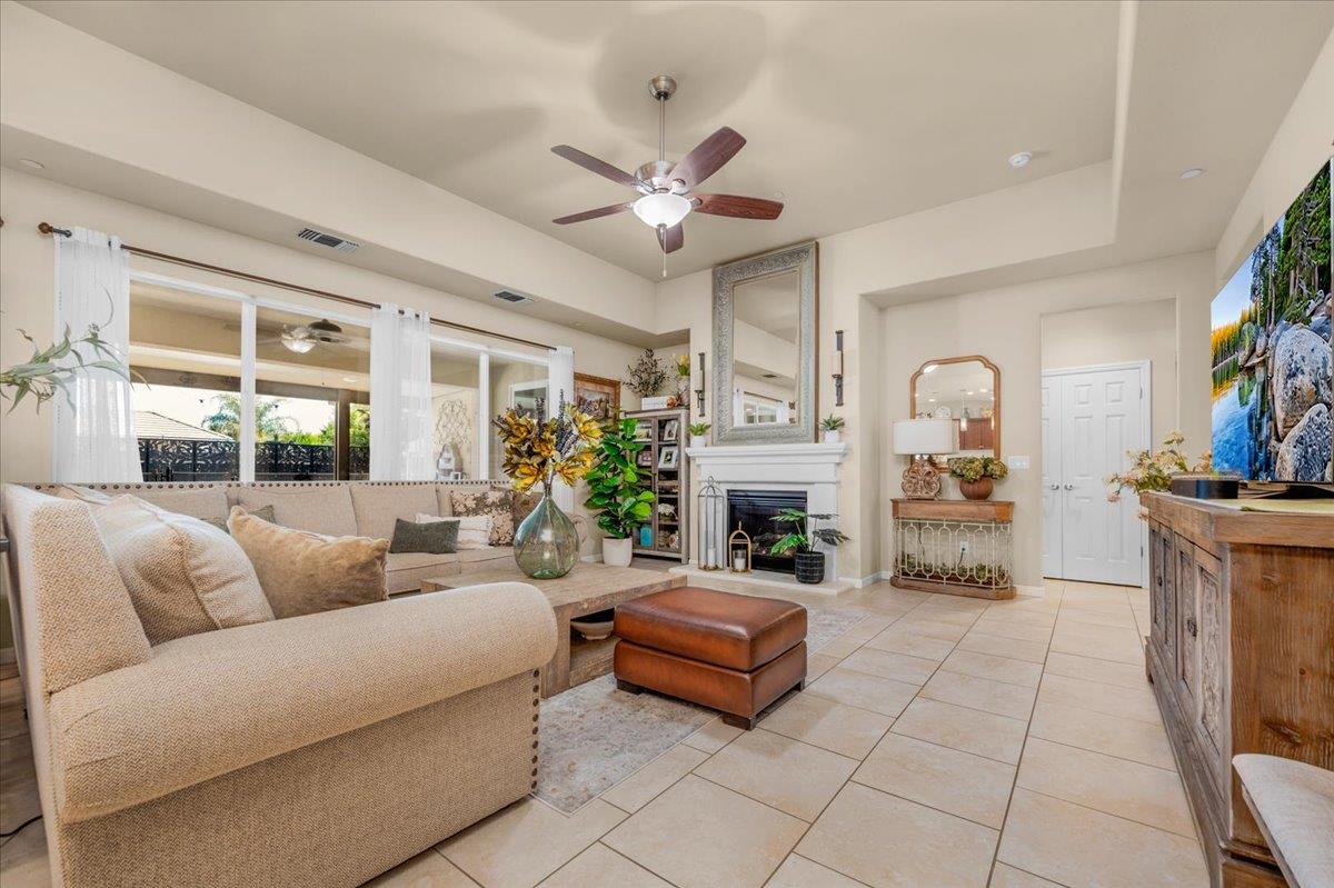 Detail Gallery Image 10 of 59 For 3982 Flint, Clovis,  CA 93619 - 3 Beds | 2/1 Baths