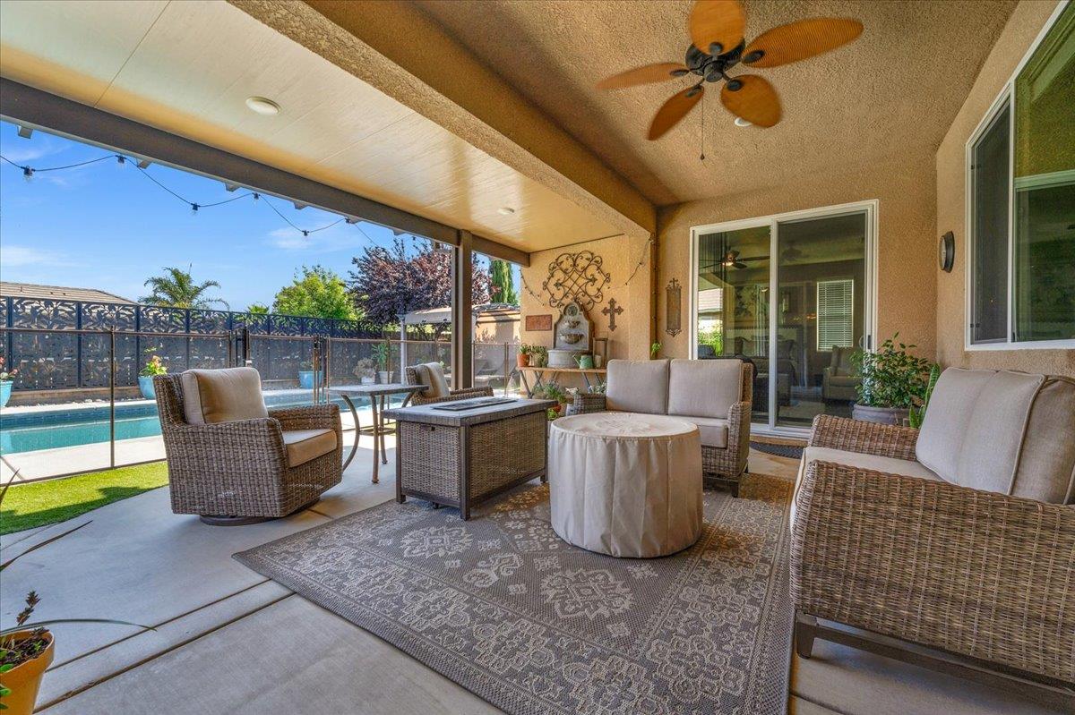 Detail Gallery Image 4 of 59 For 3982 Flint, Clovis,  CA 93619 - 3 Beds | 2/1 Baths
