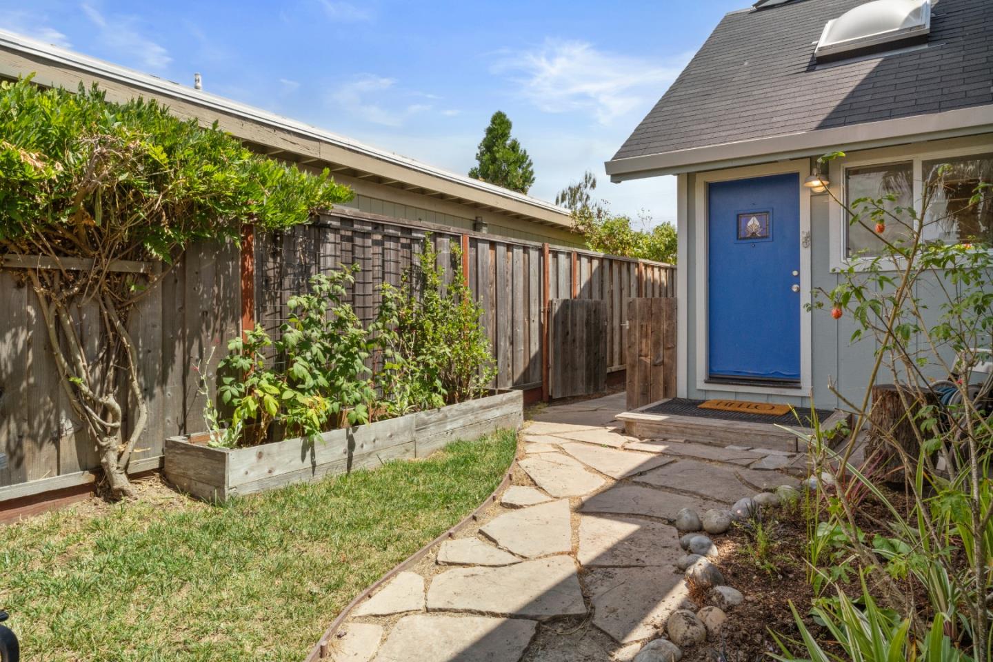 Detail Gallery Image 2 of 37 For 260 Walk Cir, Santa Cruz,  CA 95060 - 2 Beds | 1 Baths