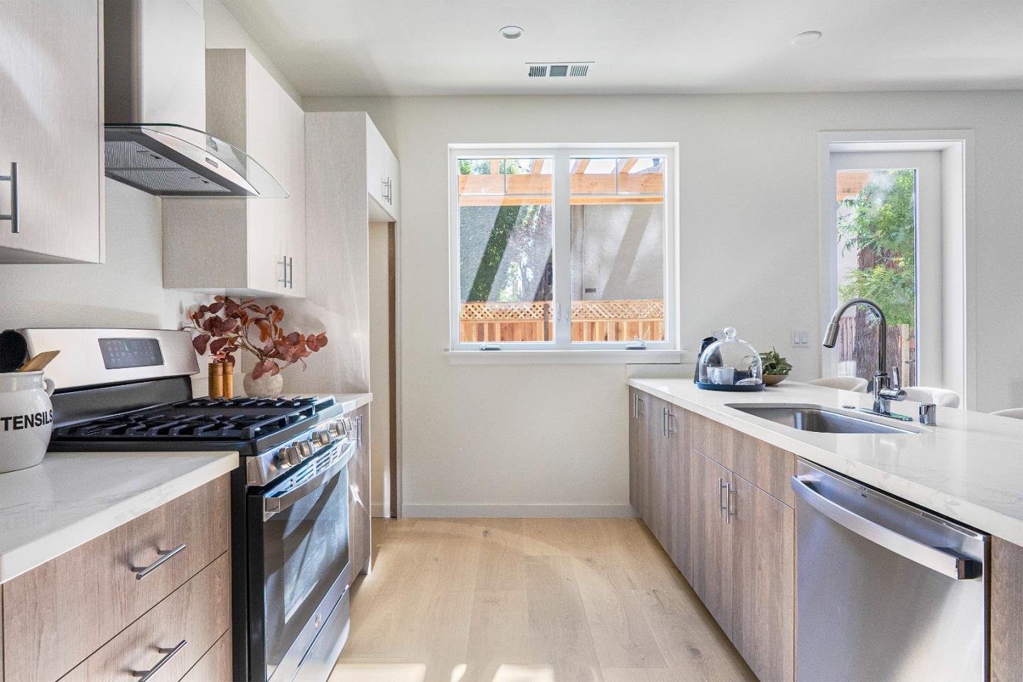 Detail Gallery Image 8 of 19 For 149 Flynn Ave, Mountain View,  CA 94043 - 3 Beds | 3/1 Baths