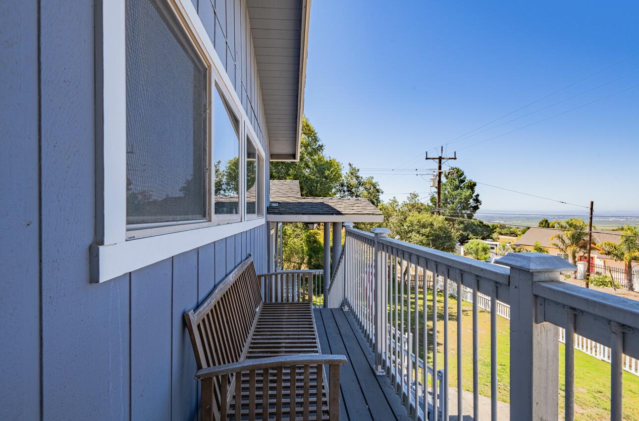 Detail Gallery Image 12 of 66 For 394 Mesa Rd, Salinas,  CA 93908 - 6 Beds | 4 Baths