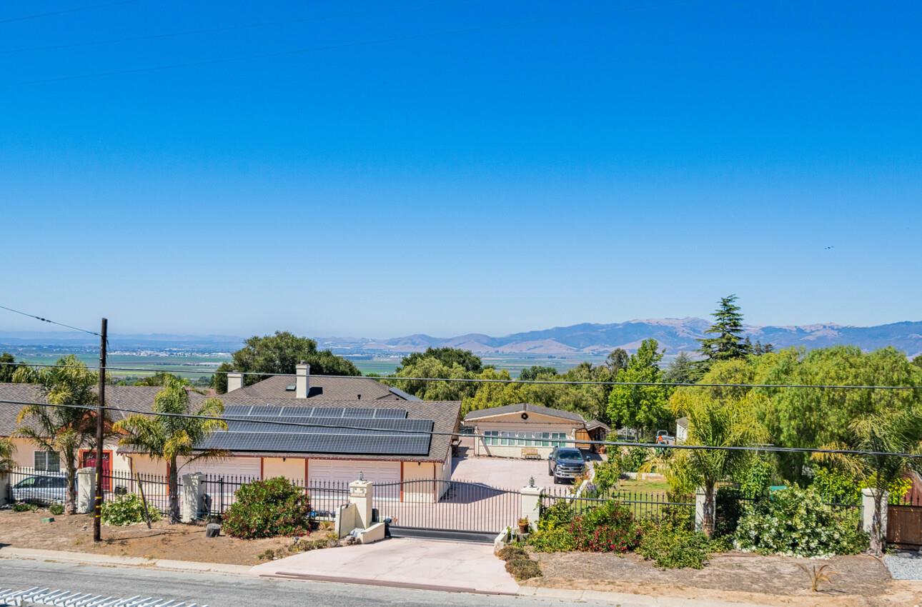 Detail Gallery Image 13 of 66 For 394 Mesa Rd, Salinas,  CA 93908 - 6 Beds | 4 Baths