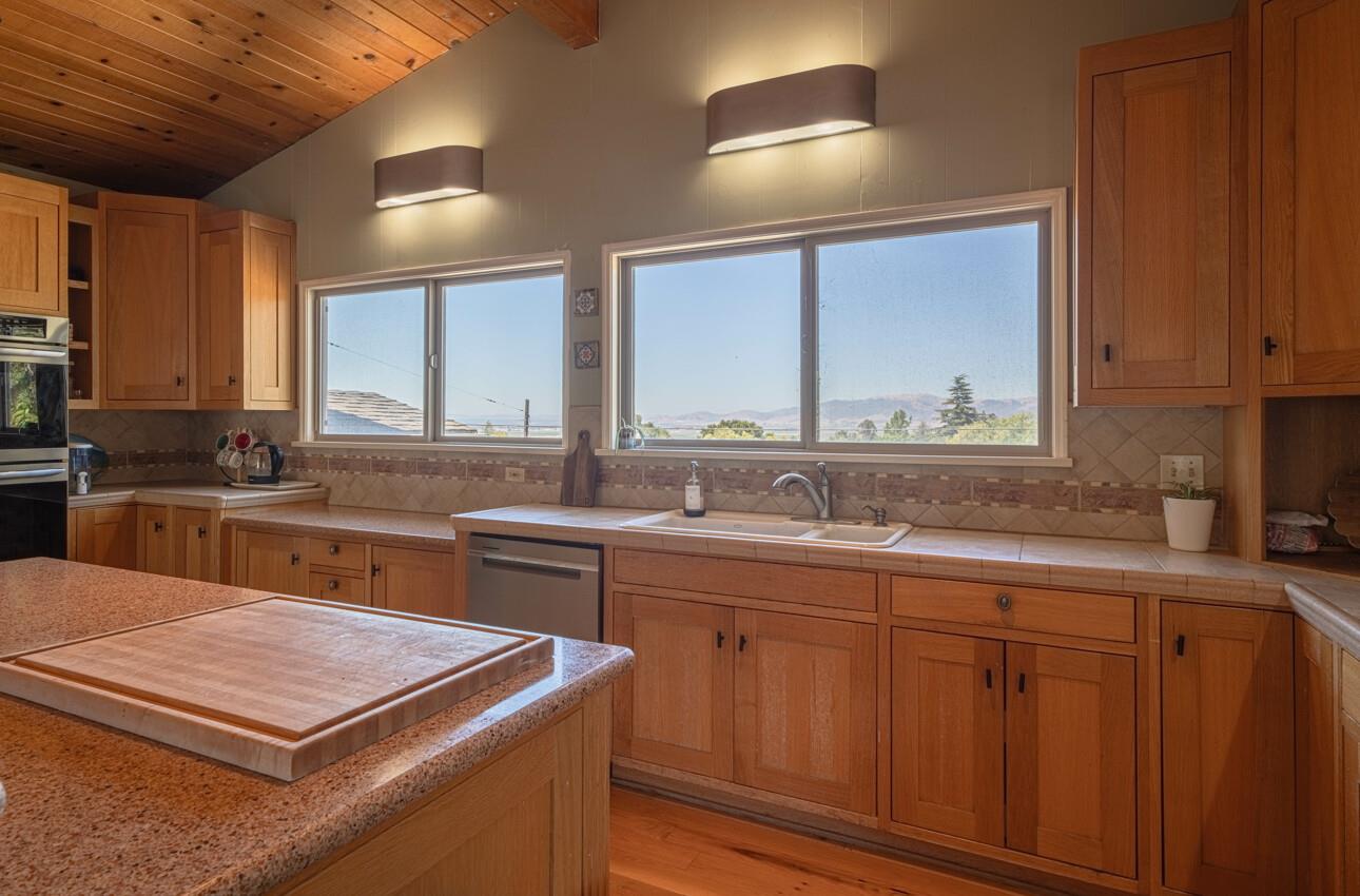 Detail Gallery Image 24 of 66 For 394 Mesa Rd, Salinas,  CA 93908 - 6 Beds | 4 Baths
