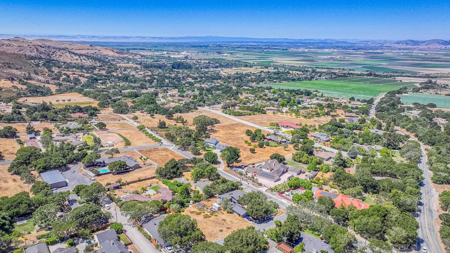 Detail Gallery Image 4 of 66 For 394 Mesa Rd, Salinas,  CA 93908 - 6 Beds | 4 Baths