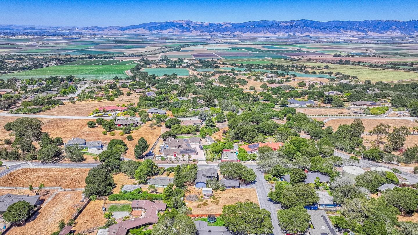 Detail Gallery Image 6 of 66 For 394 Mesa Rd, Salinas,  CA 93908 - 6 Beds | 4 Baths