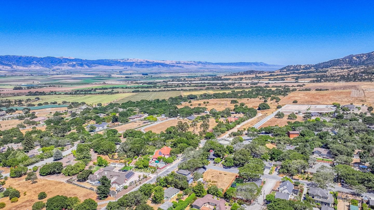 Detail Gallery Image 7 of 66 For 394 Mesa Rd, Salinas,  CA 93908 - 6 Beds | 4 Baths