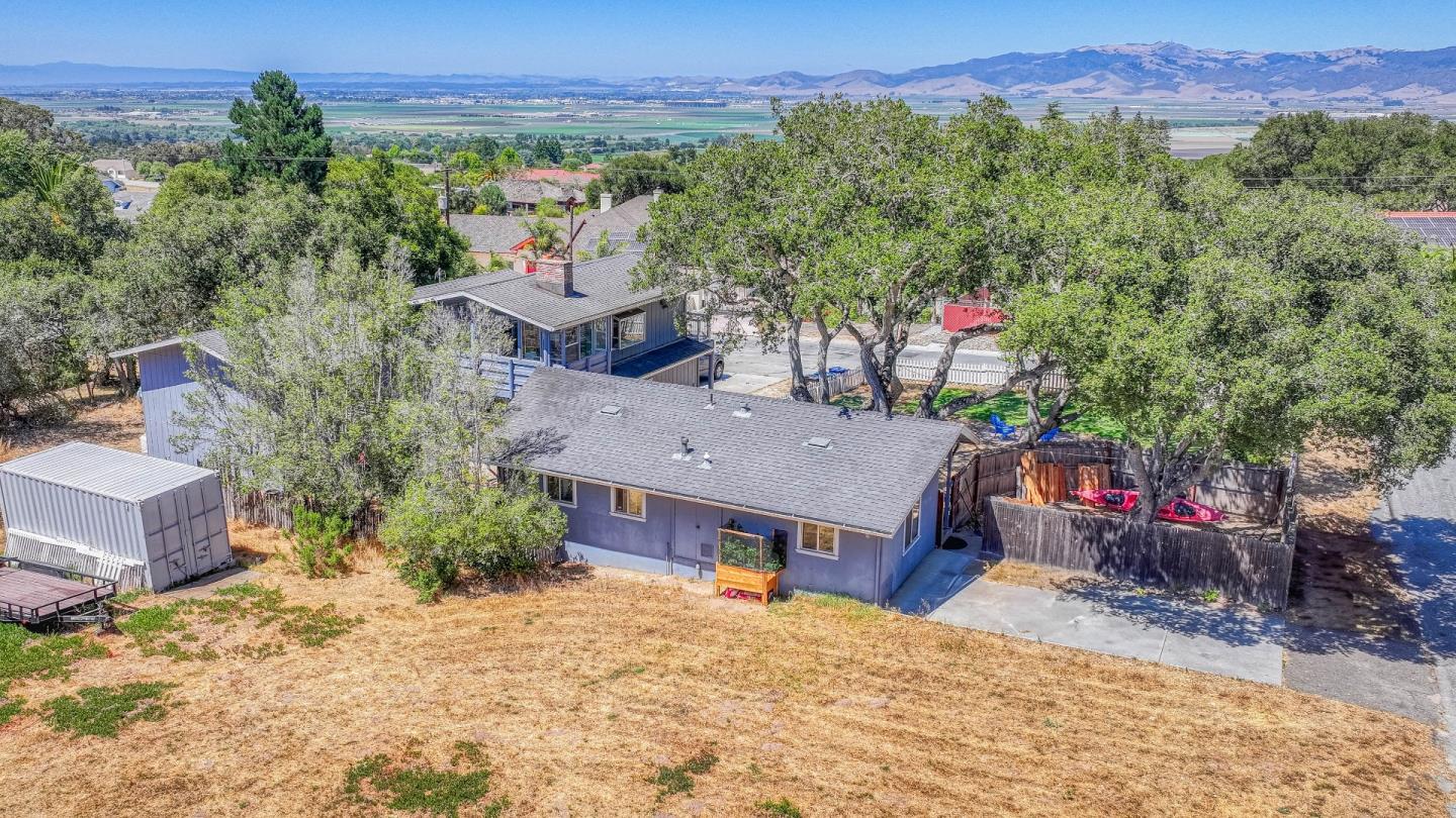 Detail Gallery Image 8 of 66 For 394 Mesa Rd, Salinas,  CA 93908 - 6 Beds | 4 Baths