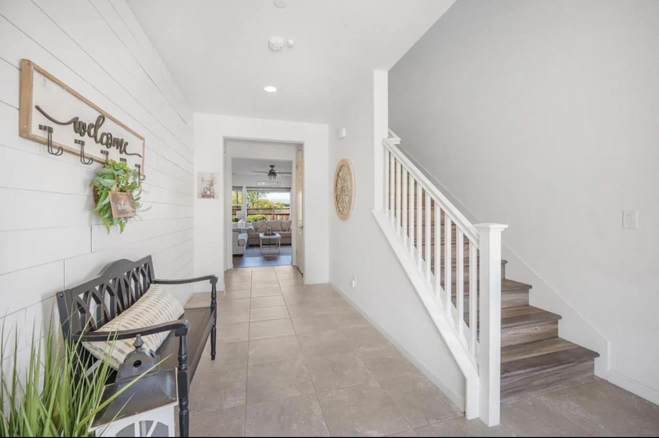 Detail Gallery Image 2 of 5 For 1061 Viognier Way, Gilroy,  CA 95020 - 3 Beds | 2/1 Baths