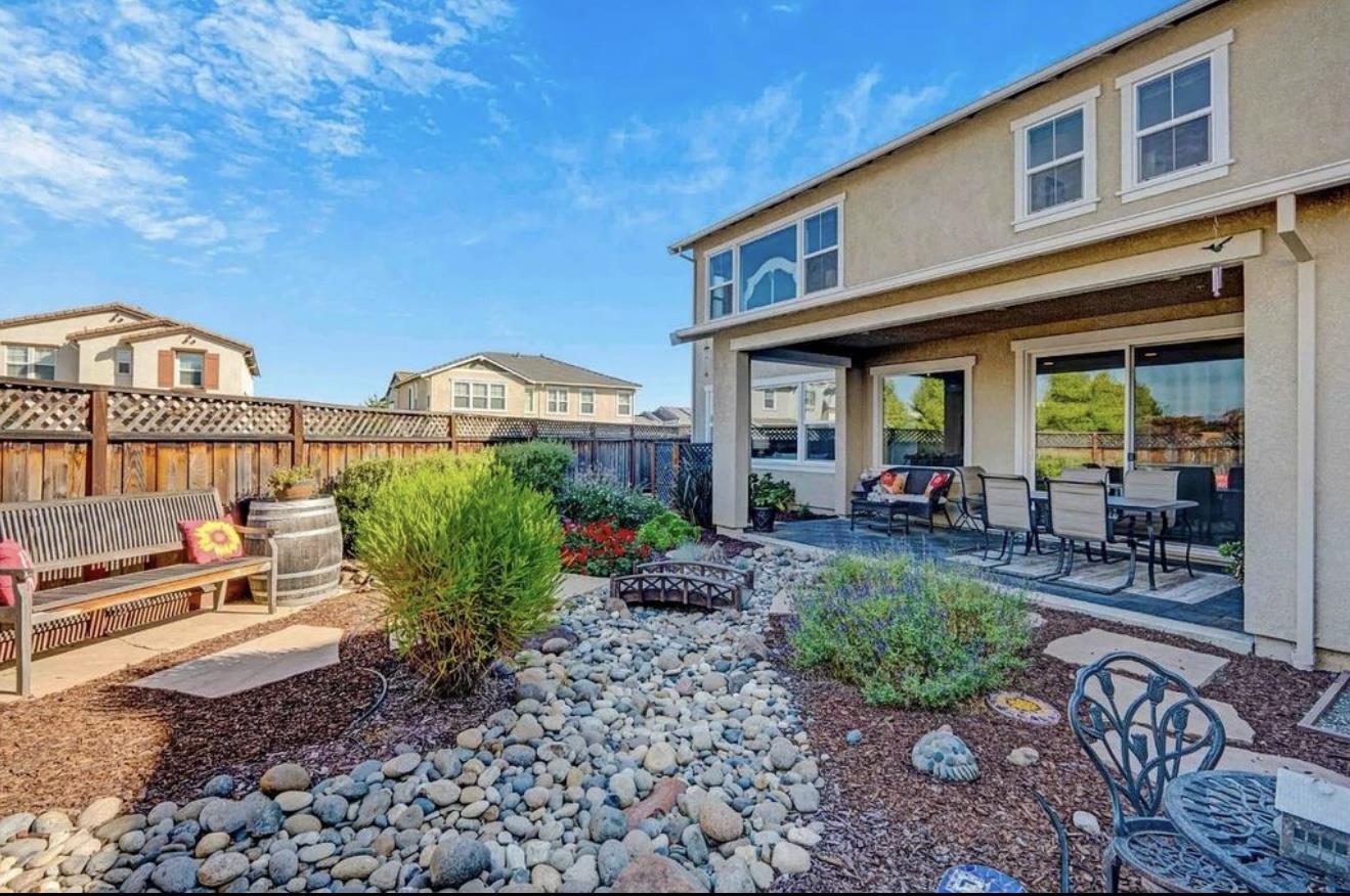 Detail Gallery Image 5 of 5 For 1061 Viognier Way, Gilroy,  CA 95020 - 3 Beds | 2/1 Baths
