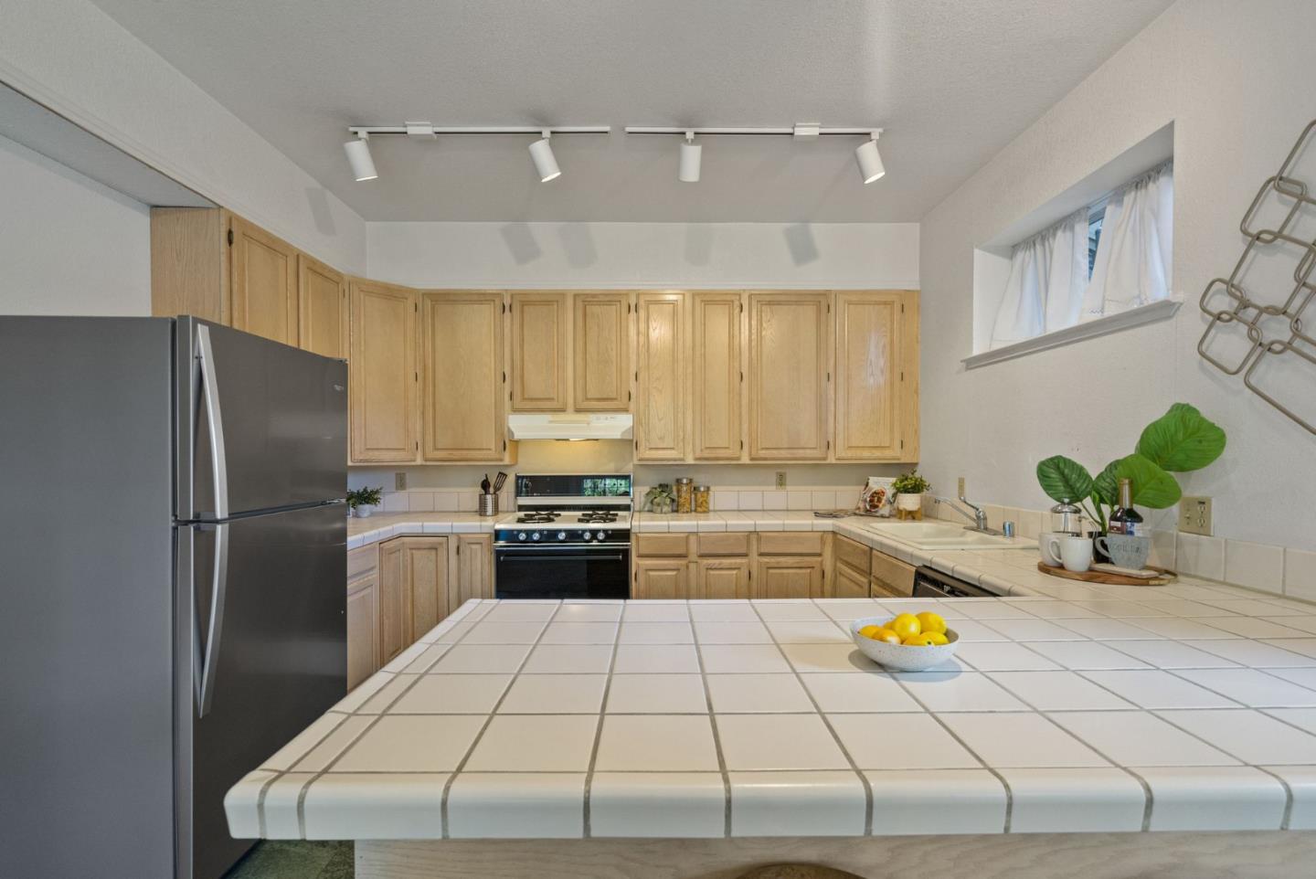 Detail Gallery Image 12 of 40 For 1910 Arrowhead Dr, Oakland,  CA 94611 - 3 Beds | 2 Baths