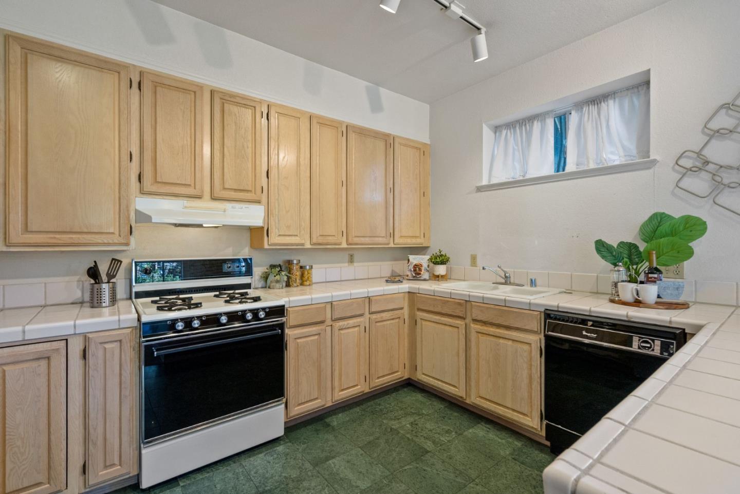 Detail Gallery Image 13 of 40 For 1910 Arrowhead Dr, Oakland,  CA 94611 - 3 Beds | 2 Baths