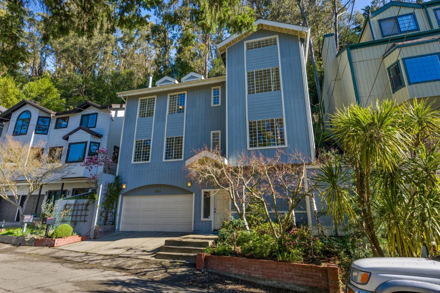 Detail Gallery Image 2 of 40 For 1910 Arrowhead Dr, Oakland,  CA 94611 - 3 Beds | 2 Baths