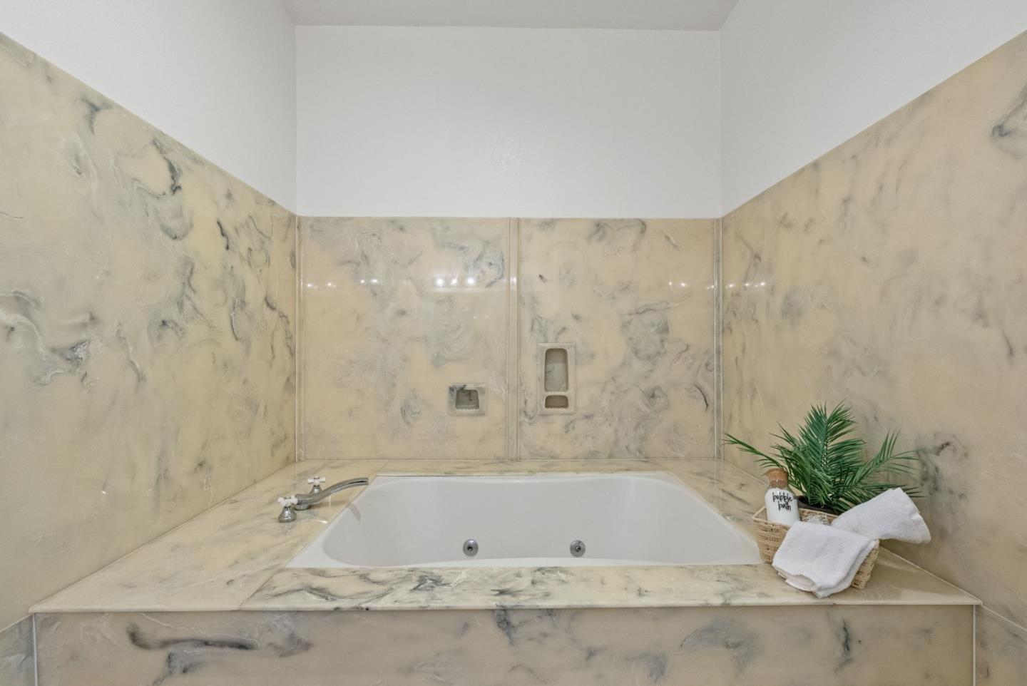 Detail Gallery Image 20 of 40 For 1910 Arrowhead Dr, Oakland,  CA 94611 - 3 Beds | 2 Baths