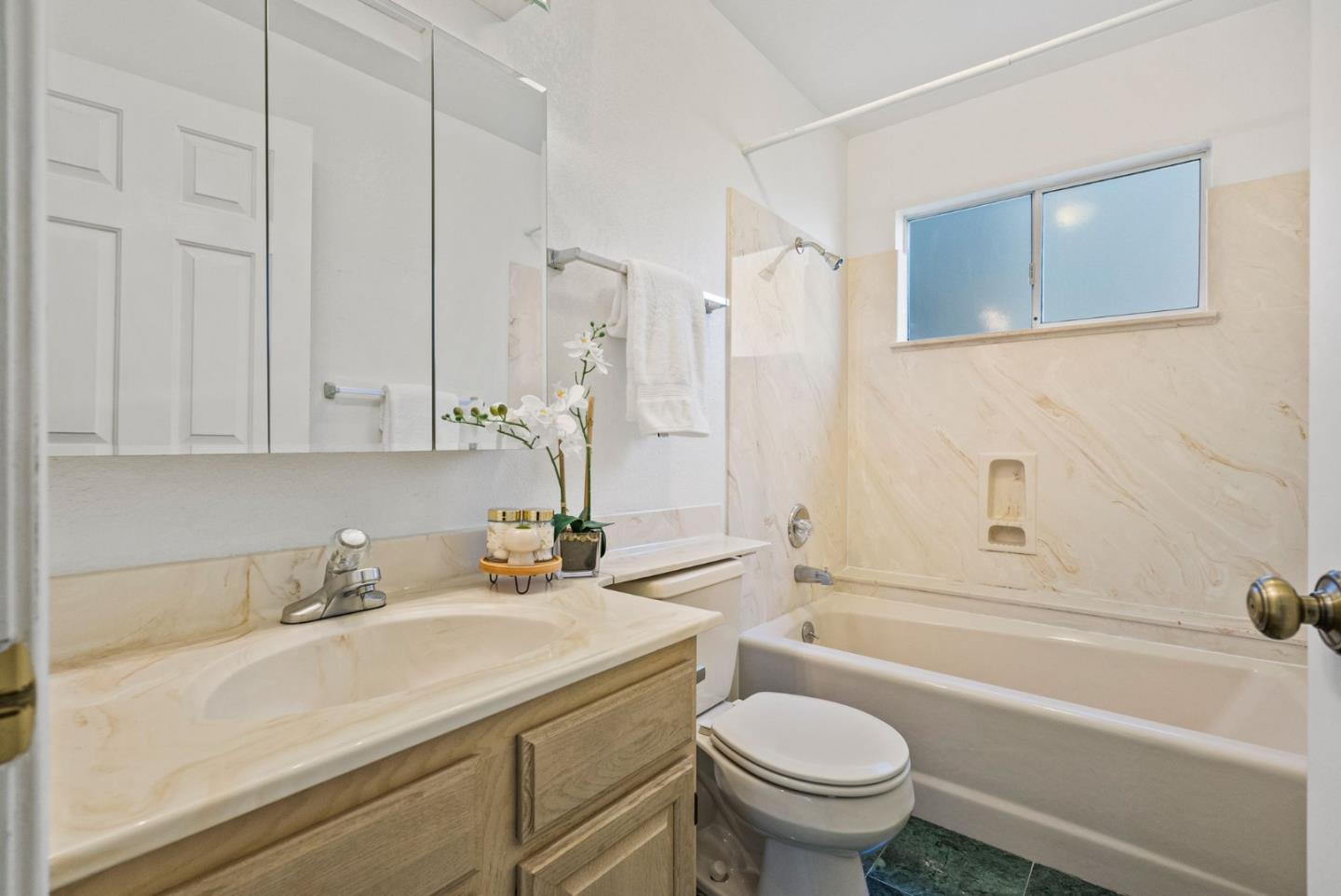 Detail Gallery Image 26 of 40 For 1910 Arrowhead Dr, Oakland,  CA 94611 - 3 Beds | 2 Baths