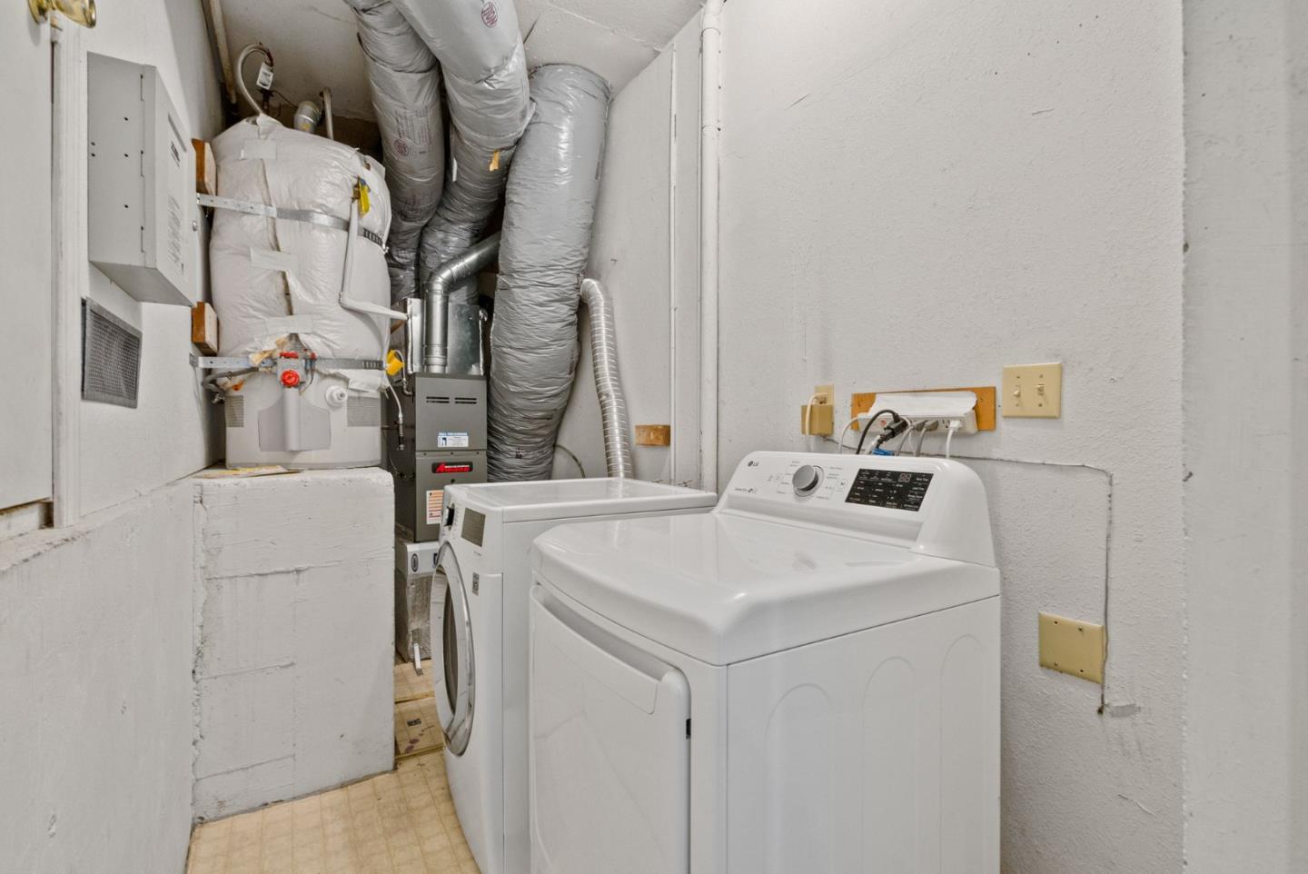 Detail Gallery Image 34 of 40 For 1910 Arrowhead Dr, Oakland,  CA 94611 - 3 Beds | 2 Baths
