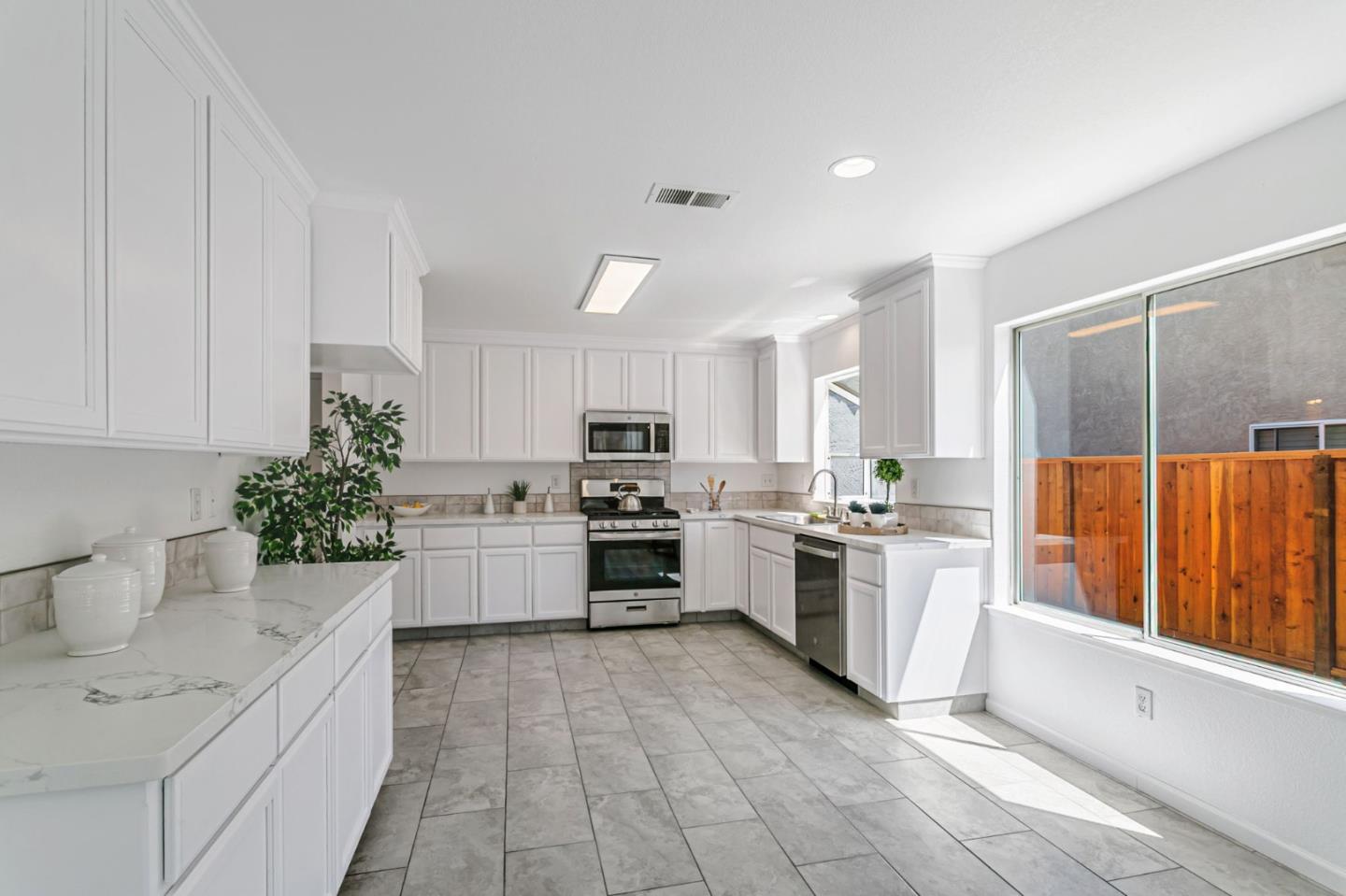 Detail Gallery Image 10 of 39 For 770 Babbs Creek Dr, Gilroy,  CA 95020 - 4 Beds | 2/1 Baths