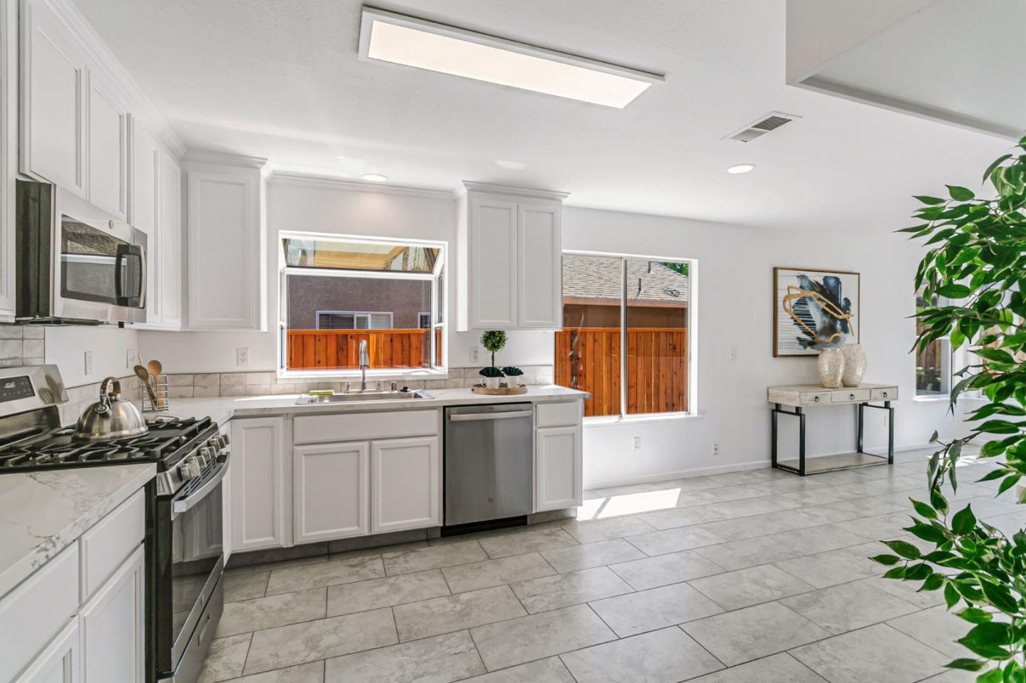 Detail Gallery Image 8 of 39 For 770 Babbs Creek Dr, Gilroy,  CA 95020 - 4 Beds | 2/1 Baths