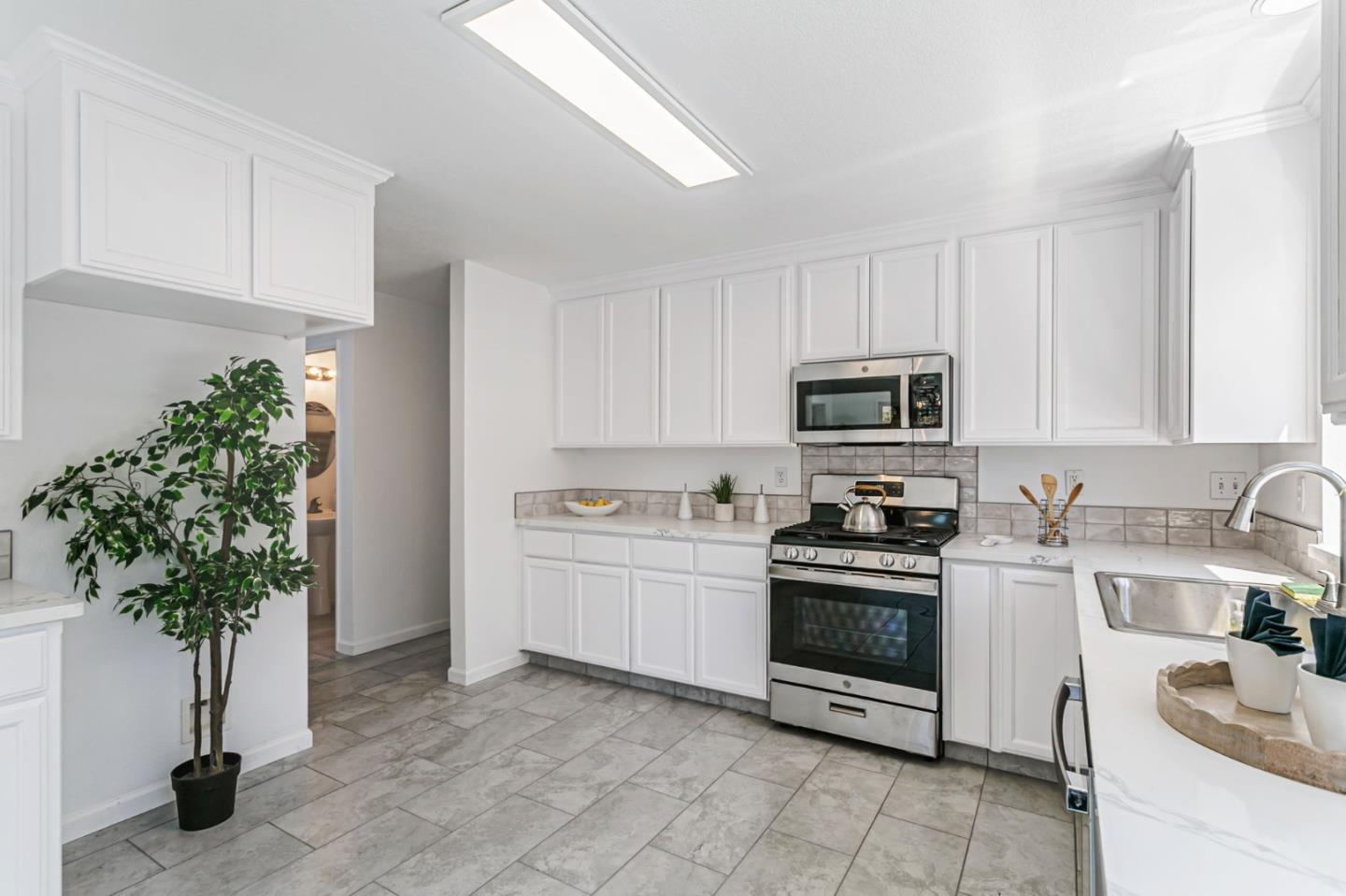 Detail Gallery Image 9 of 39 For 770 Babbs Creek Dr, Gilroy,  CA 95020 - 4 Beds | 2/1 Baths