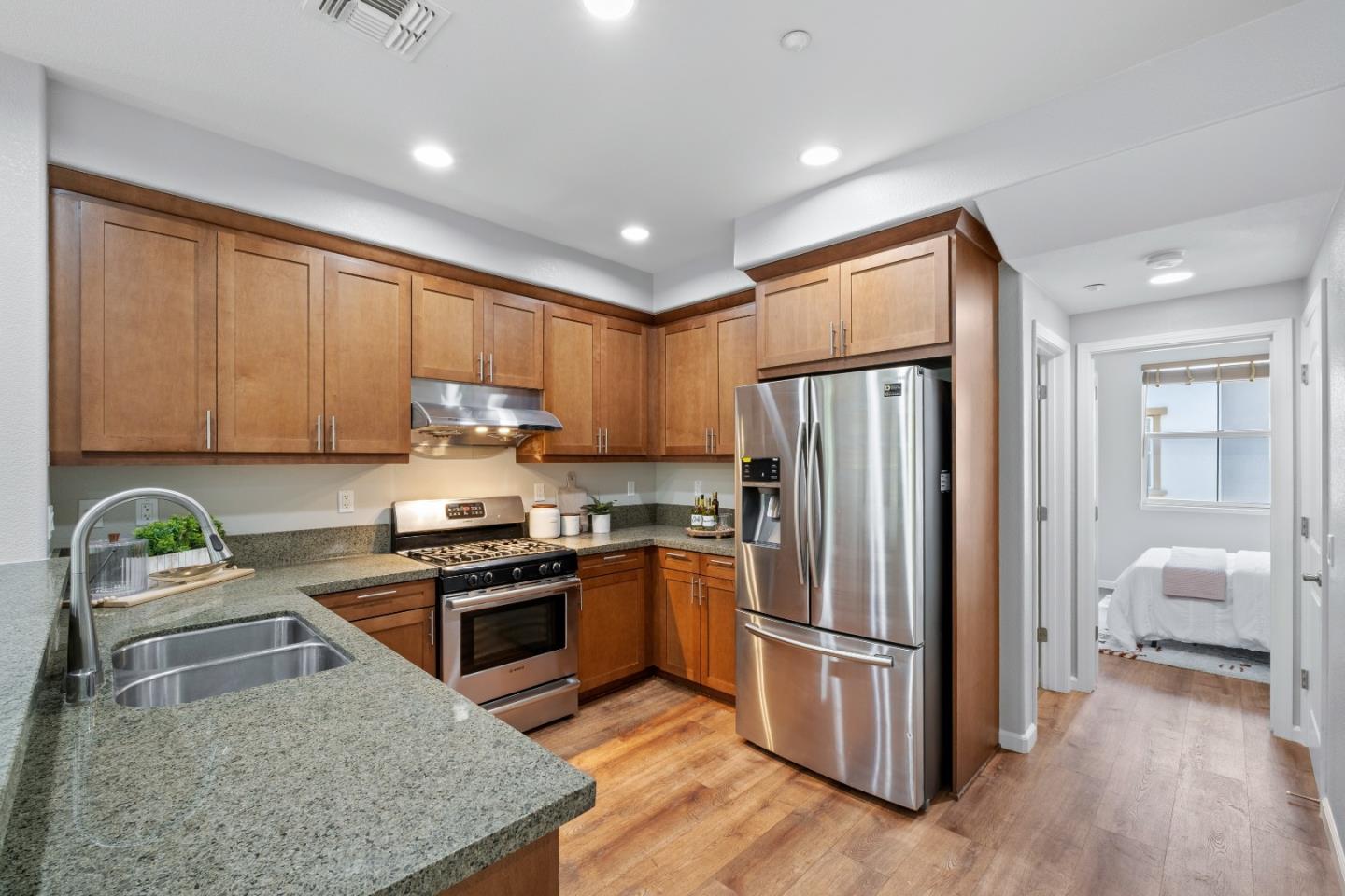 Detail Gallery Image 14 of 51 For 708 Grandview Ter, San Jose,  CA 95133 - 3 Beds | 3 Baths