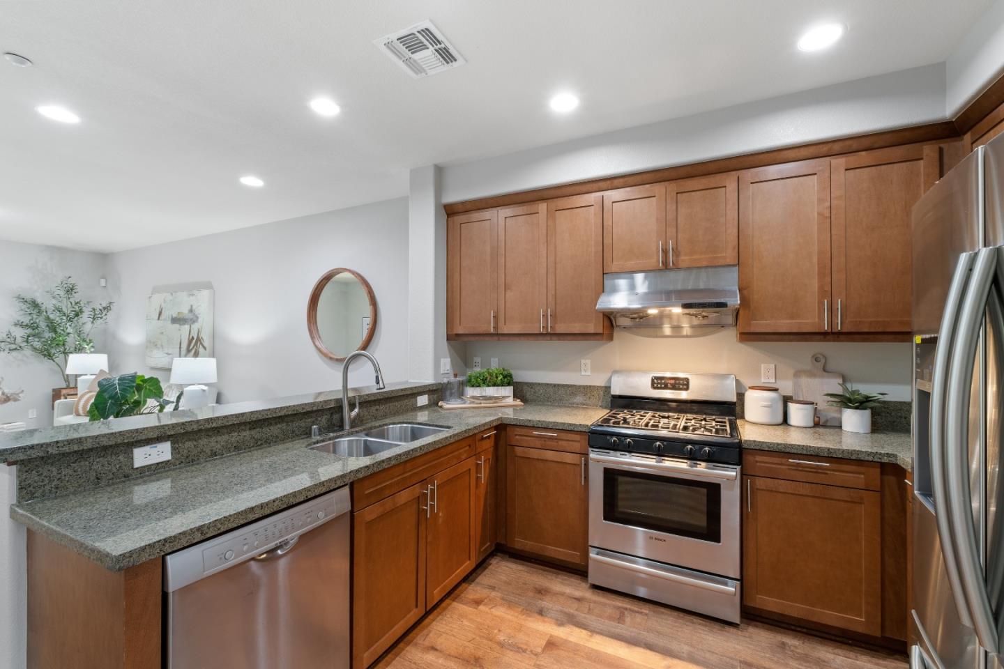 Detail Gallery Image 16 of 51 For 708 Grandview Ter, San Jose,  CA 95133 - 3 Beds | 3 Baths
