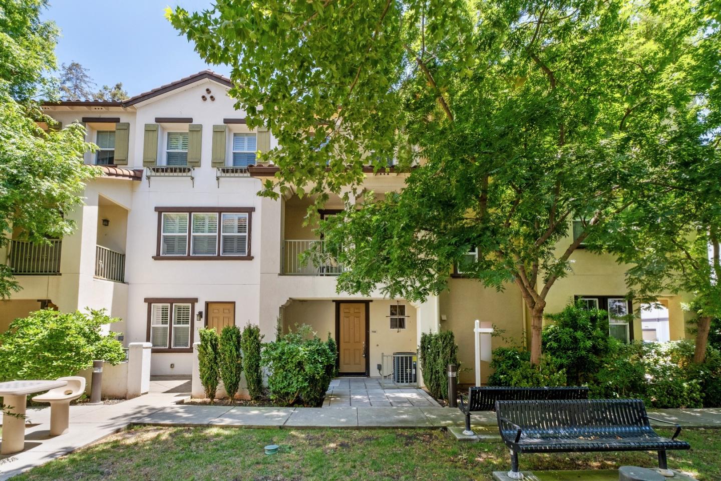 Detail Gallery Image 4 of 51 For 708 Grandview Ter, San Jose,  CA 95133 - 3 Beds | 3 Baths