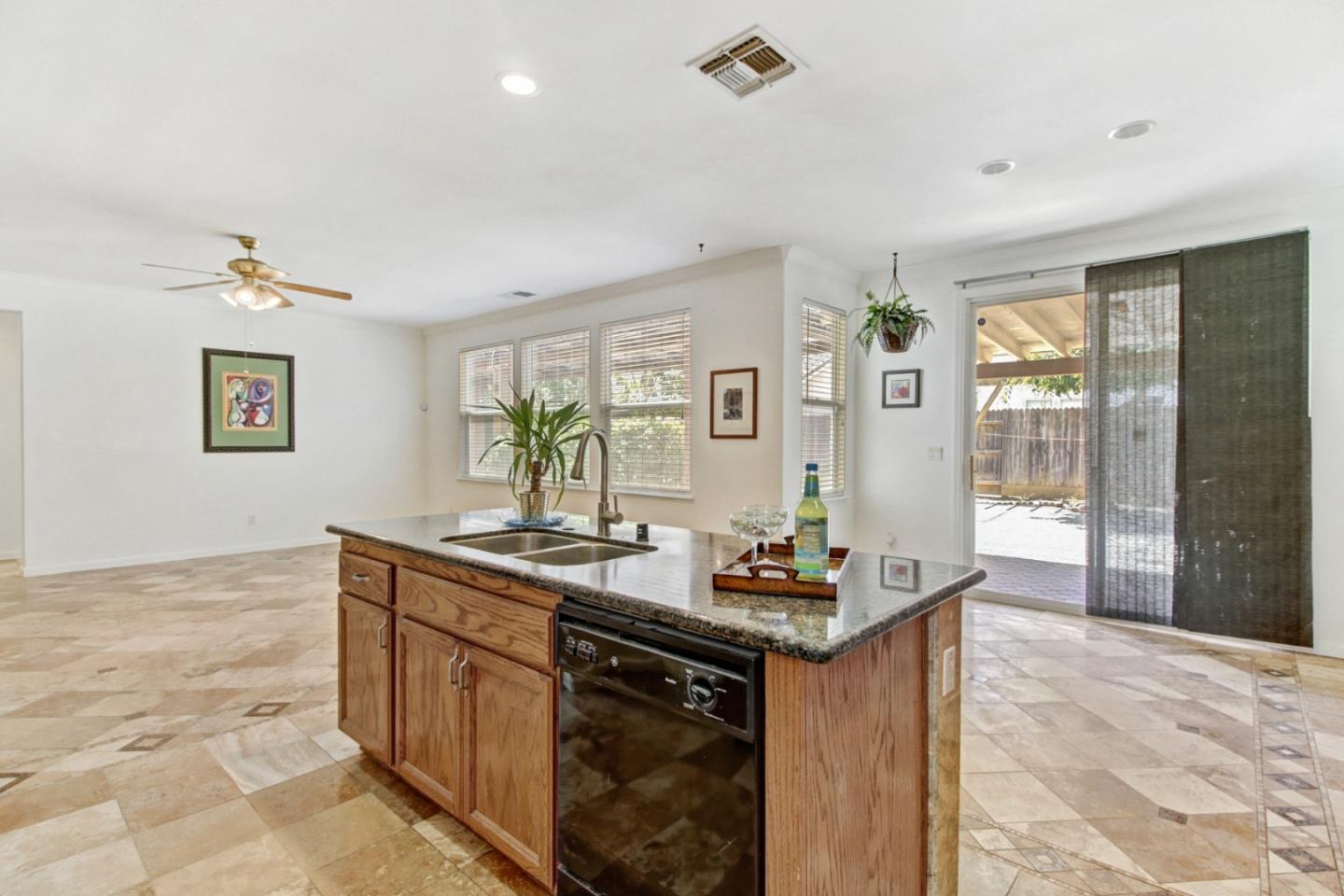 Detail Gallery Image 11 of 32 For 6324 Jefjen Way, Elk Grove,  CA 95757 - 5 Beds | 3 Baths