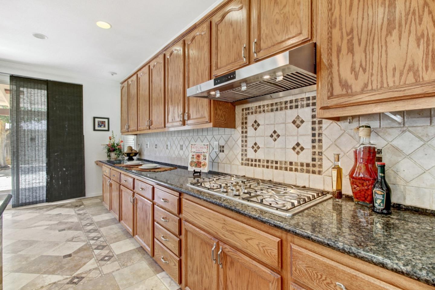 Detail Gallery Image 12 of 32 For 6324 Jefjen Way, Elk Grove,  CA 95757 - 5 Beds | 3 Baths