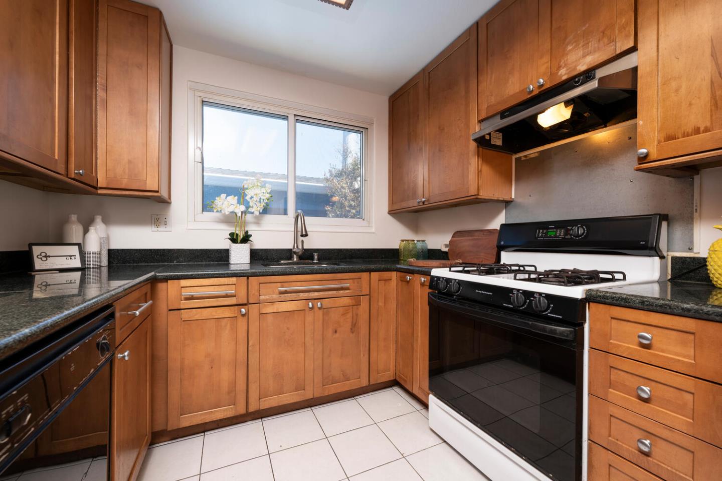 Detail Gallery Image 9 of 20 For 38 Hampshire Ave, Daly City,  CA 94015 - 3 Beds | 2 Baths