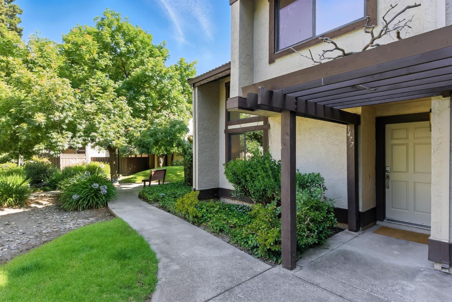 Detail Gallery Image 2 of 24 For 1477 Tyler Park Way, Mountain View,  CA 94040 - 3 Beds | 2/1 Baths
