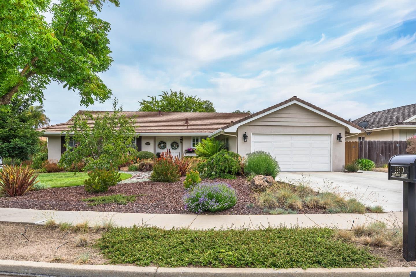 Detail Gallery Image 2 of 37 For 22310 Davenrich St, Salinas,  CA 93908 - 4 Beds | 2 Baths