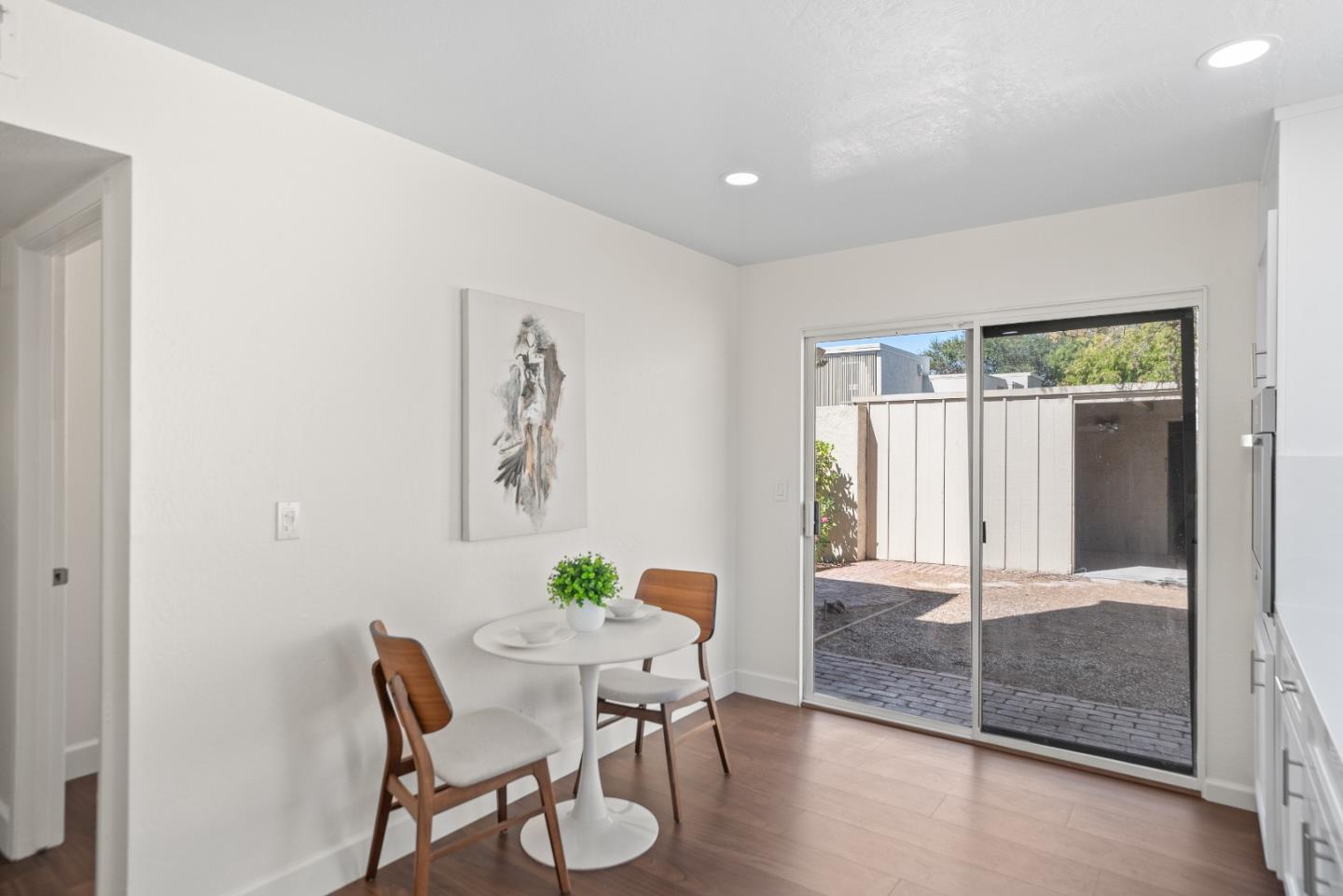 Detail Gallery Image 10 of 32 For 512 S Cascade Ter, Sunnyvale,  CA 94087 - 3 Beds | 2/1 Baths