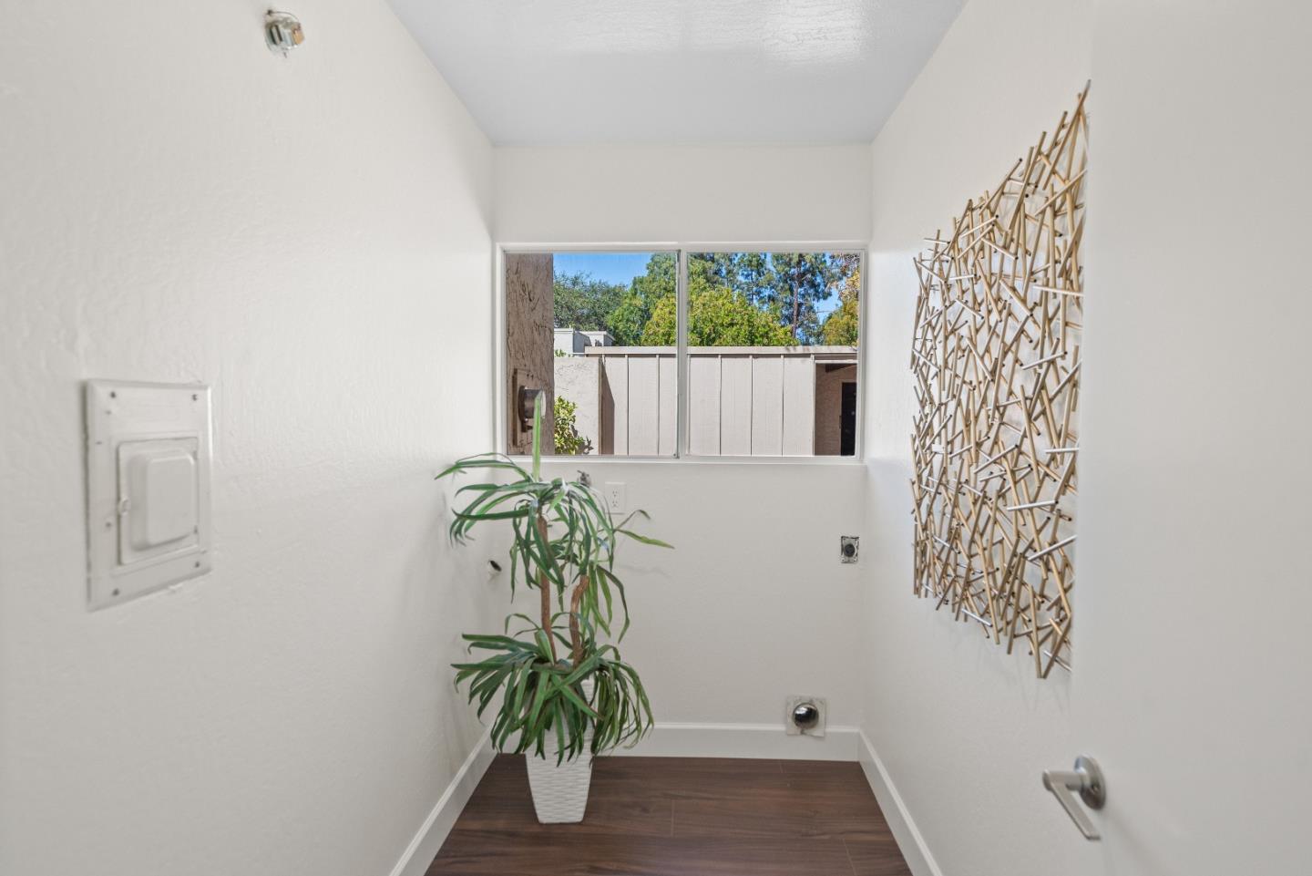 Detail Gallery Image 11 of 32 For 512 S Cascade Ter, Sunnyvale,  CA 94087 - 3 Beds | 2/1 Baths