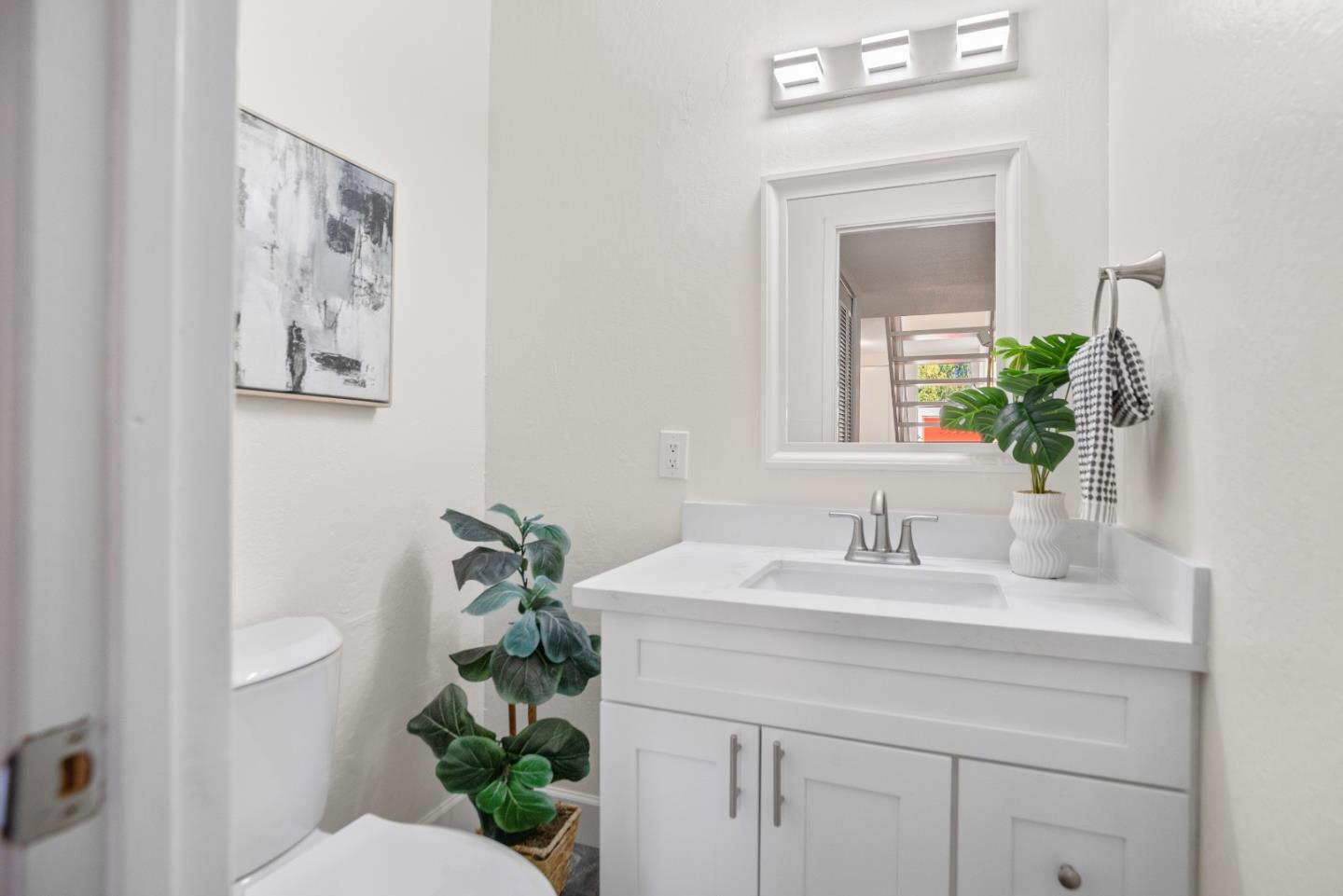 Detail Gallery Image 12 of 32 For 512 S Cascade Ter, Sunnyvale,  CA 94087 - 3 Beds | 2/1 Baths