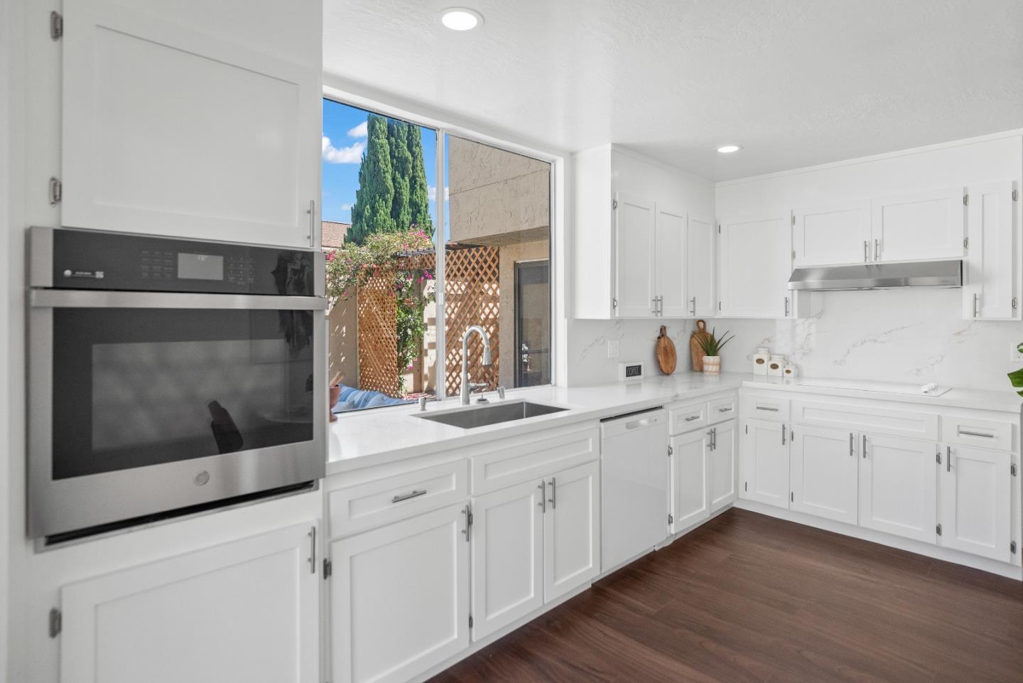 Detail Gallery Image 8 of 32 For 512 S Cascade Ter, Sunnyvale,  CA 94087 - 3 Beds | 2/1 Baths