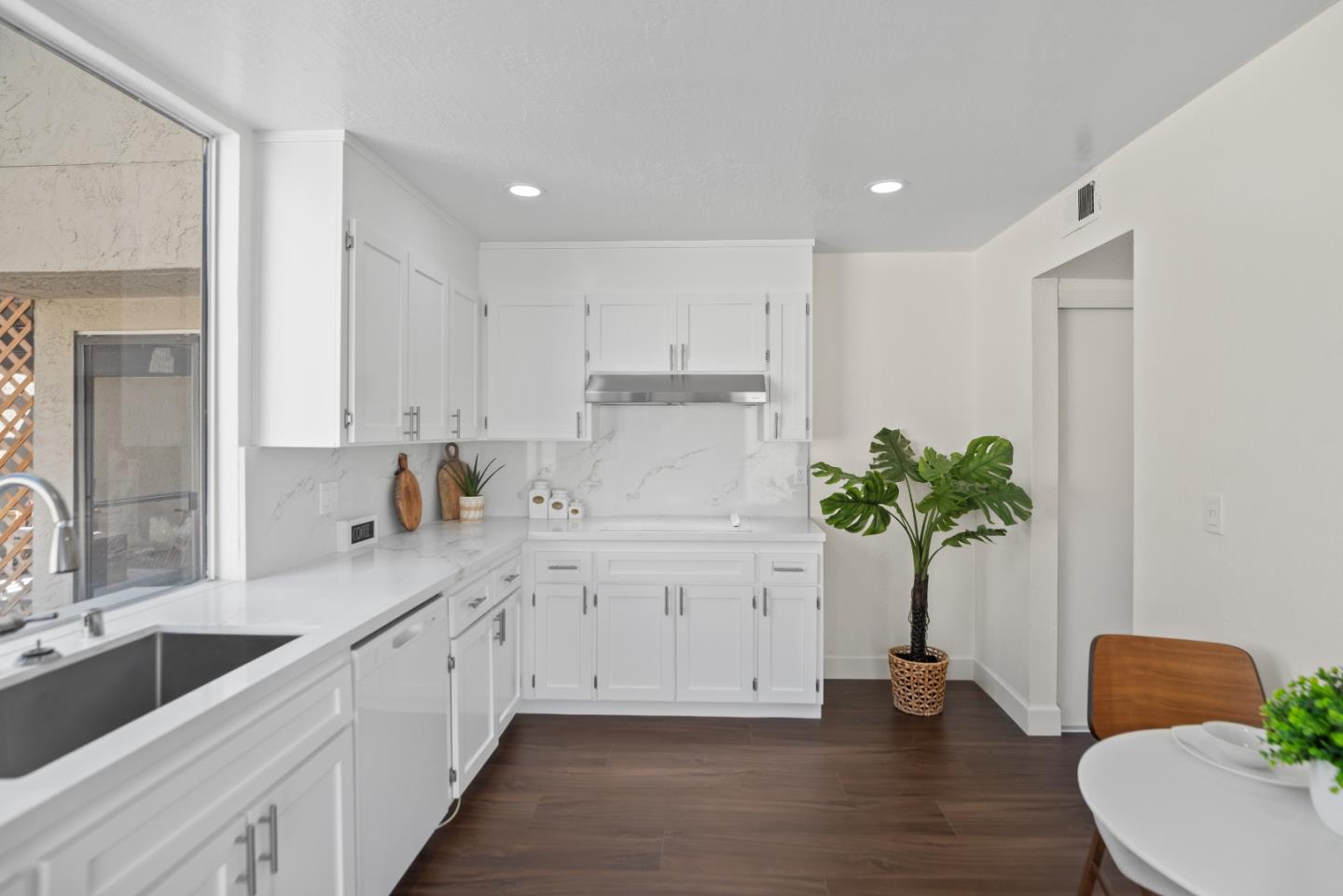 Detail Gallery Image 9 of 32 For 512 S Cascade Ter, Sunnyvale,  CA 94087 - 3 Beds | 2/1 Baths