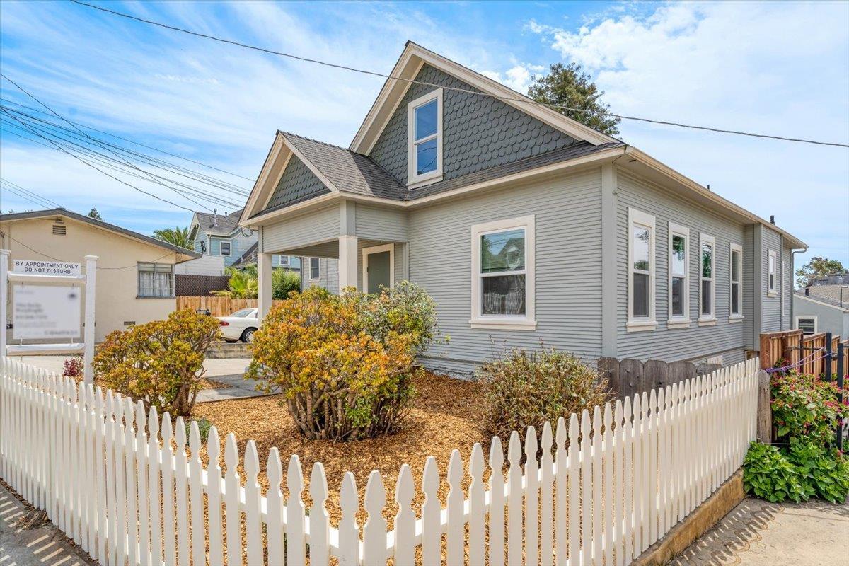 Detail Gallery Image 1 of 32 For 412- 412.5 Broadway, Santa Cruz,  CA 95060 - – Beds | – Baths