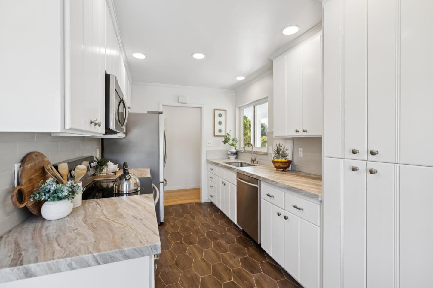 Detail Gallery Image 13 of 42 For 3902 Bret Harte Dr, Redwood City,  CA 94061 - 3 Beds | 2 Baths