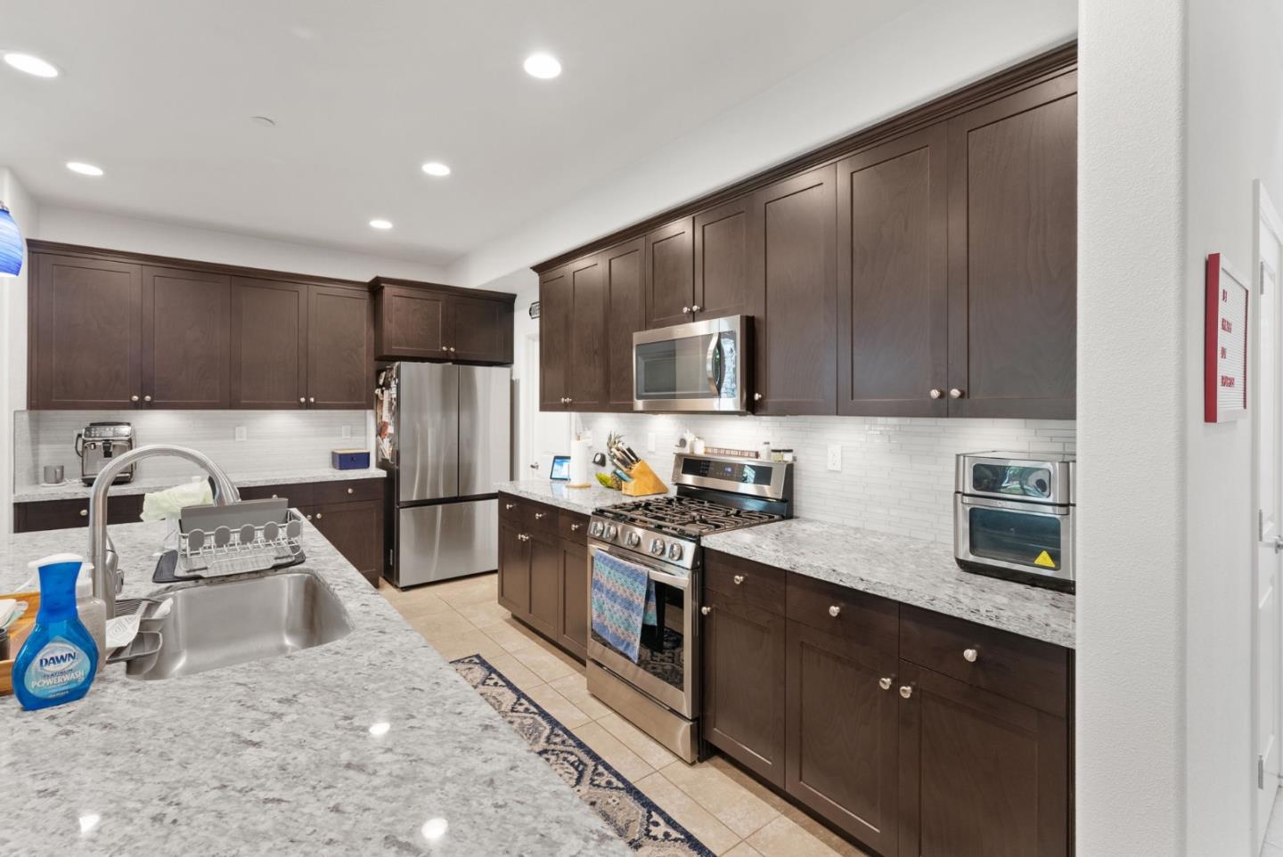 Detail Gallery Image 10 of 59 For 270 Vista View Ln, Hollister,  CA 95023 - 4 Beds | 3 Baths