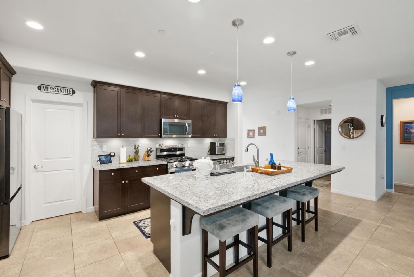 Detail Gallery Image 11 of 59 For 270 Vista View Ln, Hollister,  CA 95023 - 4 Beds | 3 Baths
