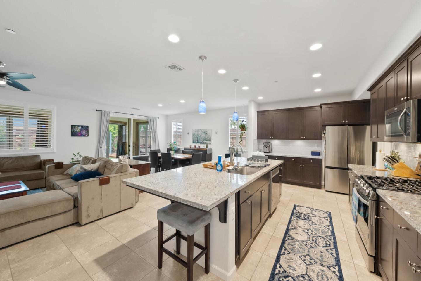 Detail Gallery Image 12 of 59 For 270 Vista View Ln, Hollister,  CA 95023 - 4 Beds | 3 Baths