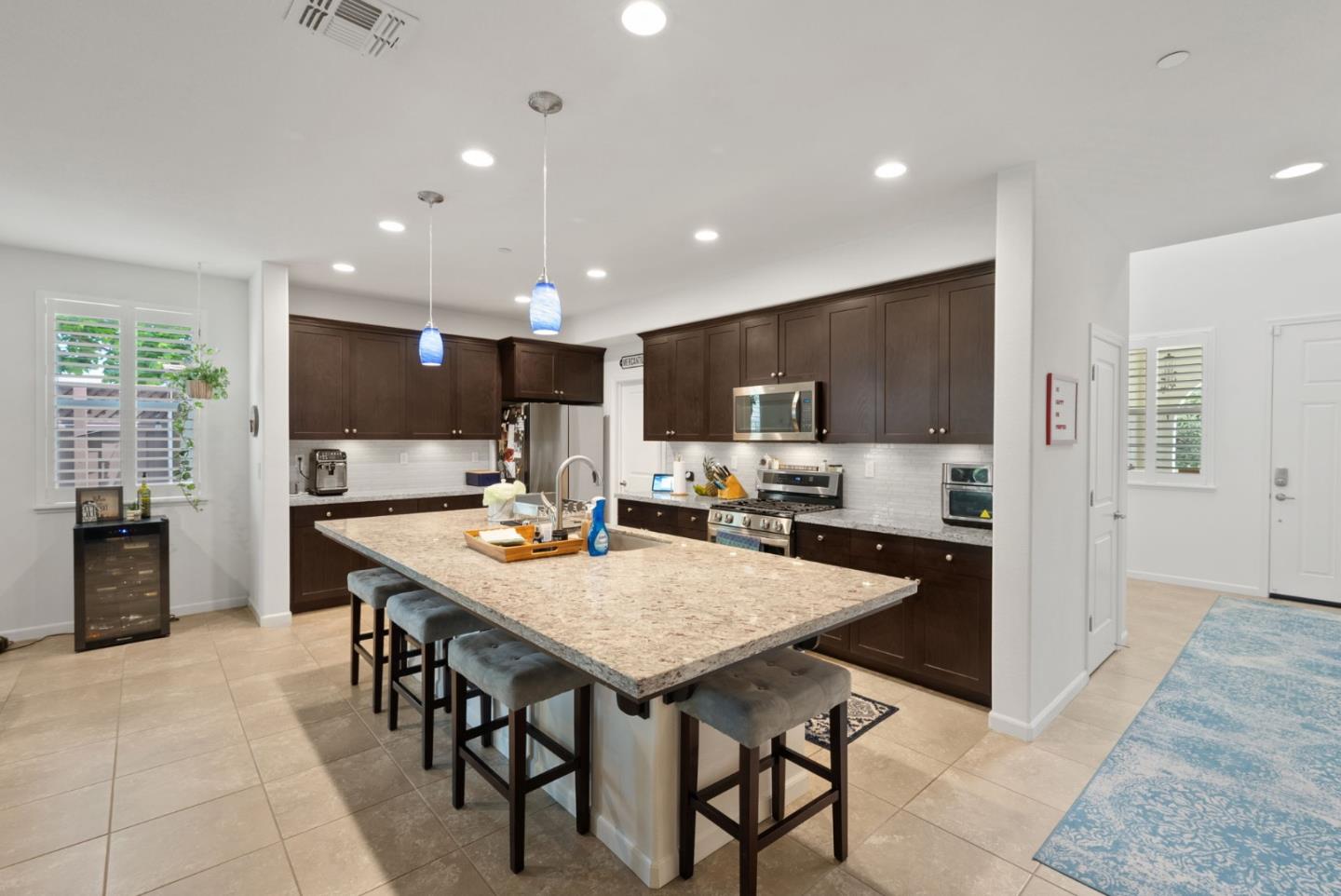 Detail Gallery Image 9 of 59 For 270 Vista View Ln, Hollister,  CA 95023 - 4 Beds | 3 Baths