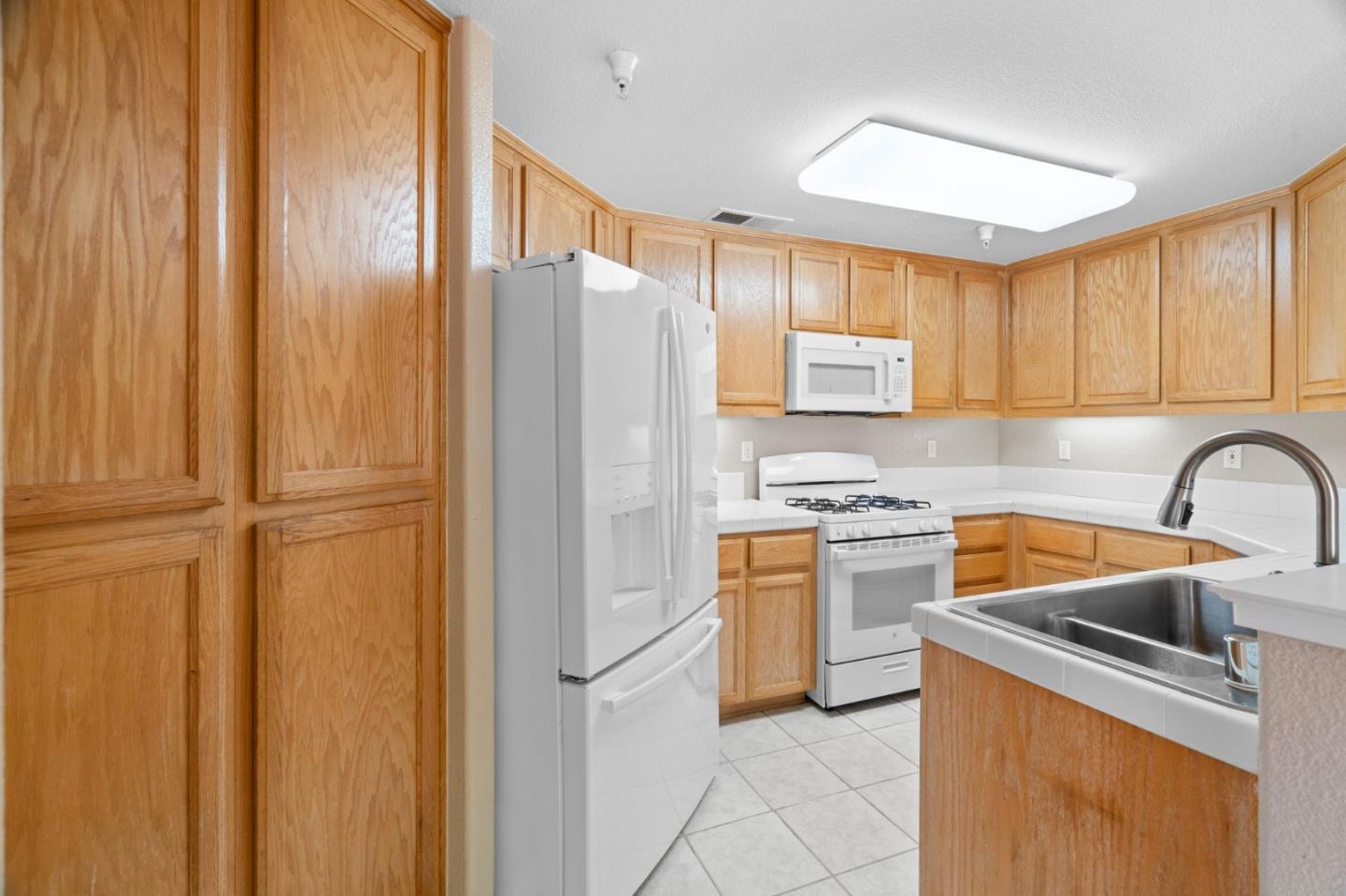 Detail Gallery Image 13 of 43 For 505 Tower Hill Ave #611,  San Jose,  CA 95136 - 3 Beds | 3 Baths