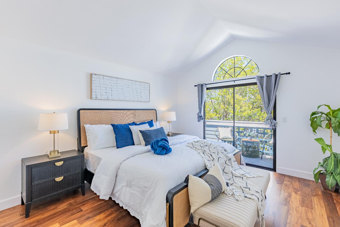 Detail Gallery Image 14 of 25 For 425 Mountain Laurel Ct, Mountain View,  CA 94043 - 2 Beds | 2/1 Baths