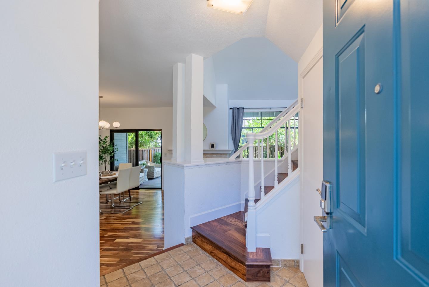 Detail Gallery Image 2 of 25 For 425 Mountain Laurel Ct, Mountain View,  CA 94043 - 2 Beds | 2/1 Baths