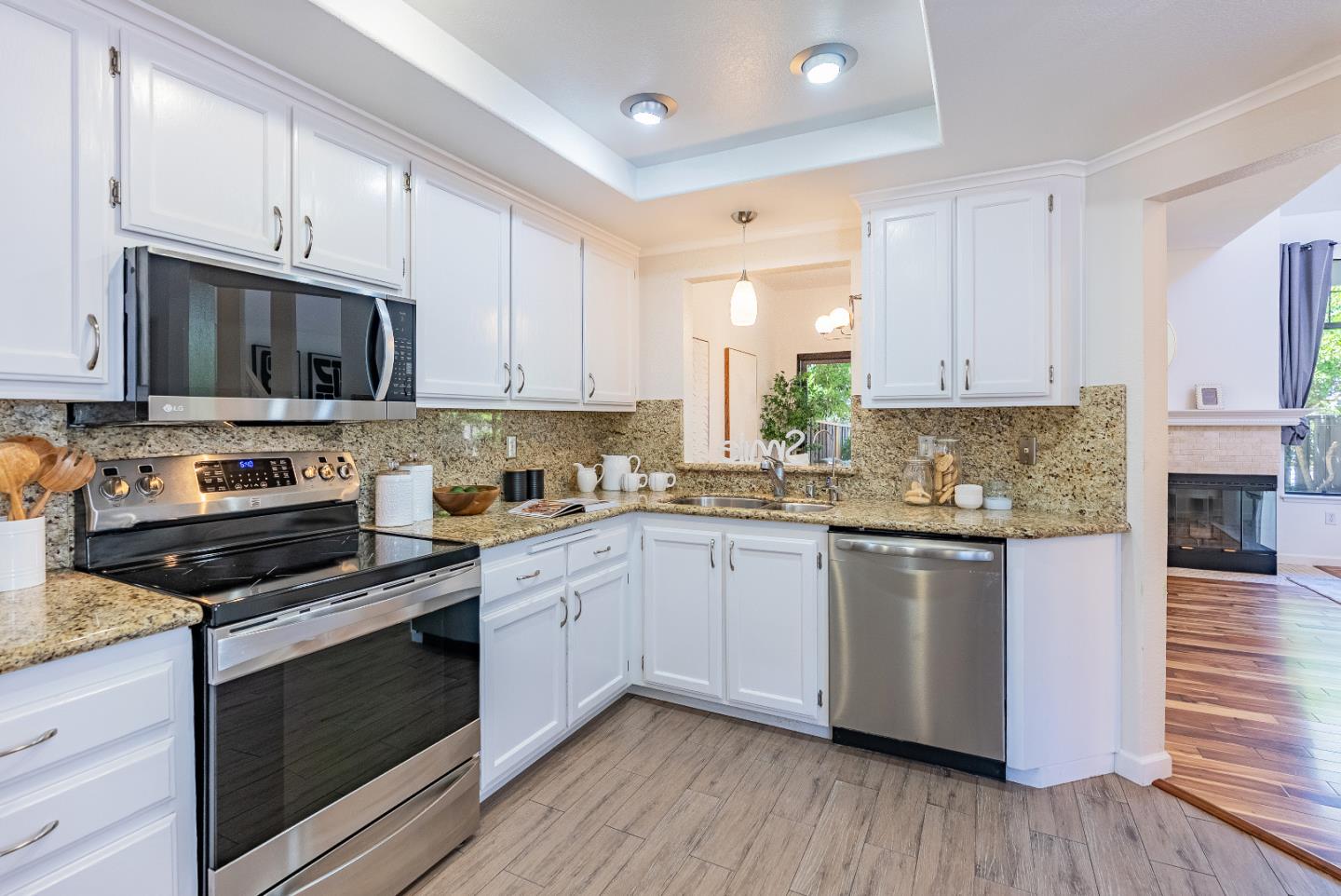 Detail Gallery Image 9 of 25 For 425 Mountain Laurel Ct, Mountain View,  CA 94043 - 2 Beds | 2/1 Baths
