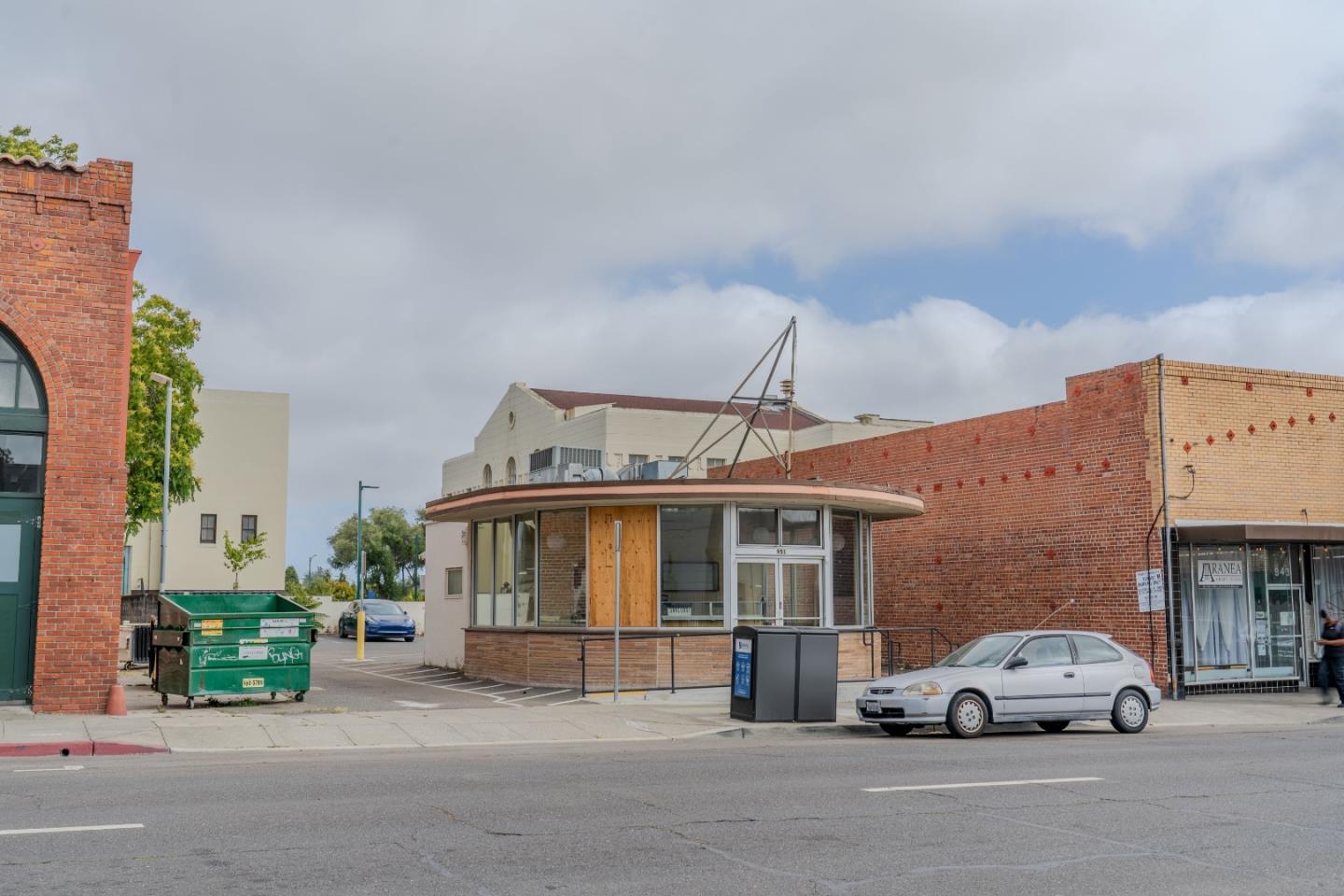 Detail Gallery Image 2 of 11 For 951 C St, Hayward,  CA 94541 - – Beds | – Baths