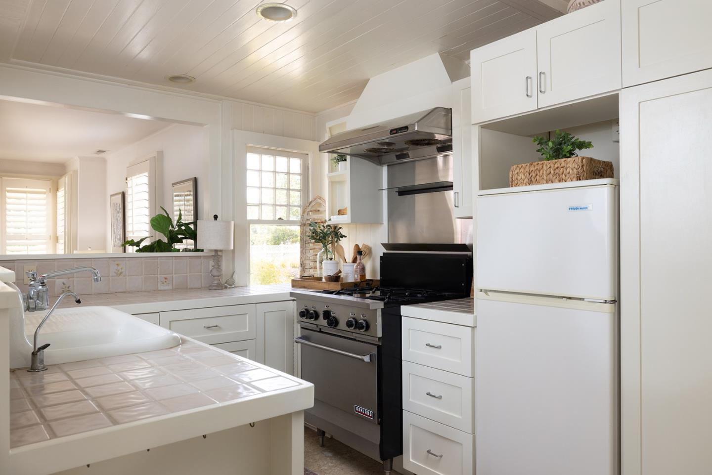 Detail Gallery Image 12 of 30 For 119 Fountain Ave, Pacific Grove,  CA 93950 - 2 Beds | 2 Baths