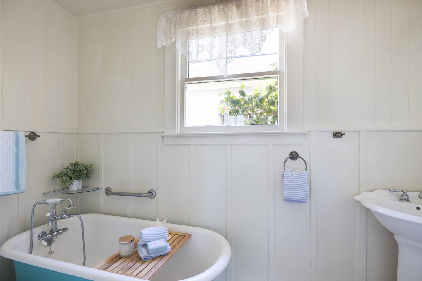 Detail Gallery Image 19 of 30 For 119 Fountain Ave, Pacific Grove,  CA 93950 - 2 Beds | 2 Baths