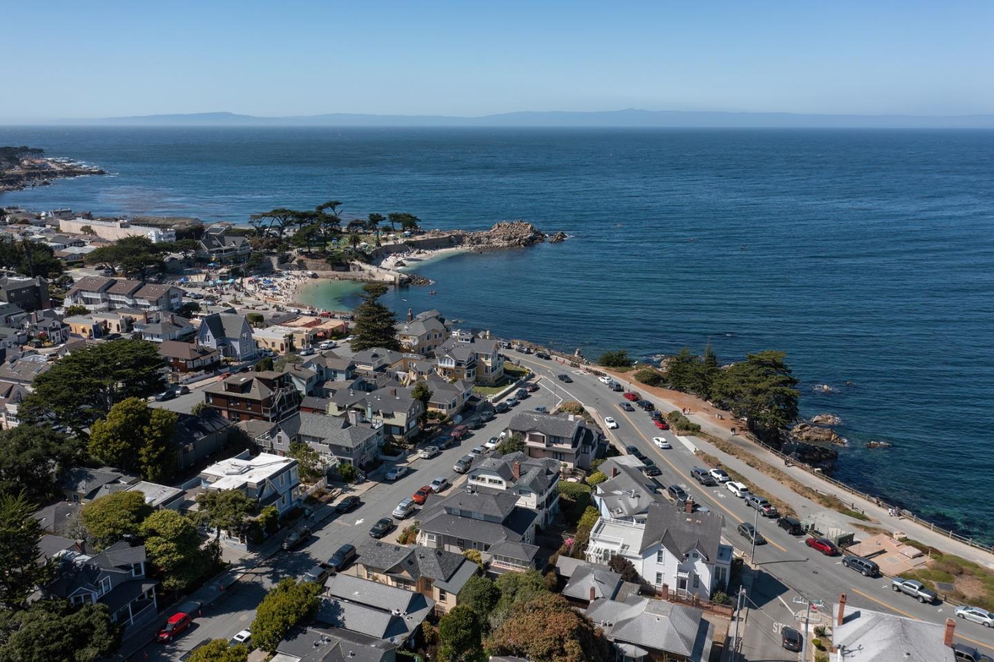 Detail Gallery Image 2 of 30 For 119 Fountain Ave, Pacific Grove,  CA 93950 - 2 Beds | 2 Baths