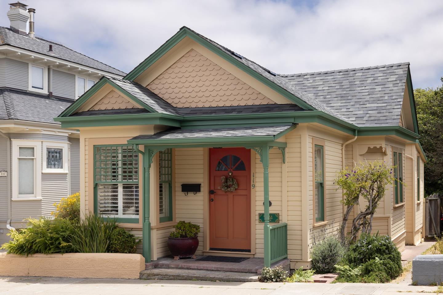 Detail Gallery Image 3 of 30 For 119 Fountain Ave, Pacific Grove,  CA 93950 - 2 Beds | 2 Baths